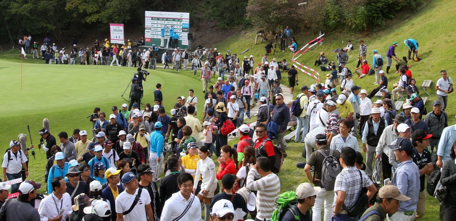 這場雖是日女次巡等級的賽事，最後一回合仍吸引許多日本球友前往第18洞擠滿觀眾人潮。(鍾豐榮攝影)