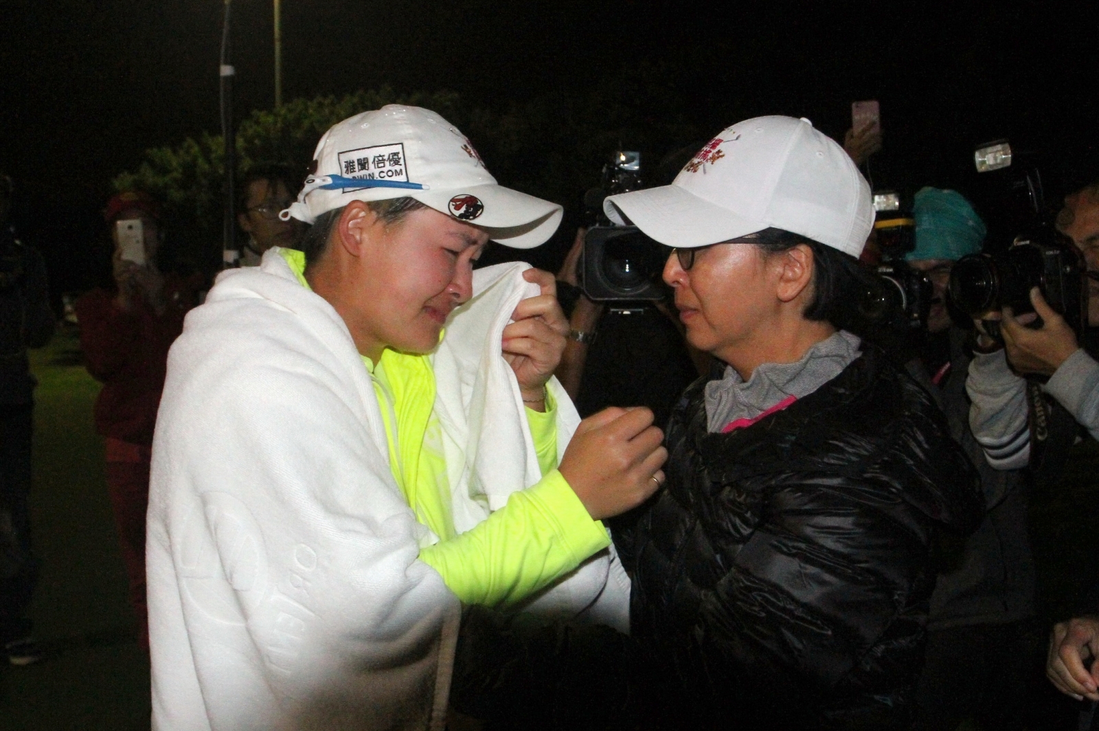 2017年日立慈善盃，李旻(左)奮戰至深夜，經四次延長賽而奪冠，與母親相擁而泣。