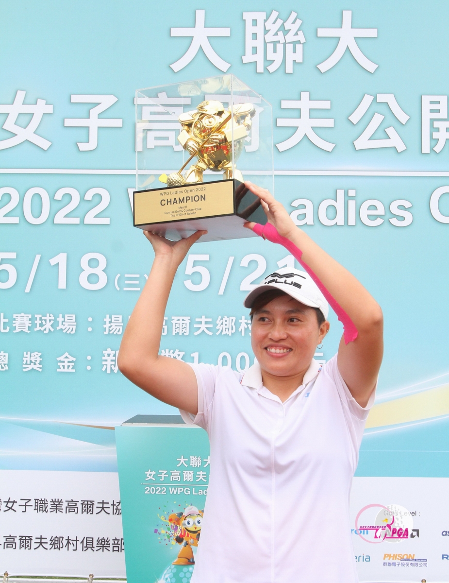 李欣高舉2022大聯大女子公開賽冠軍杯。(鍾豐榮攝影)