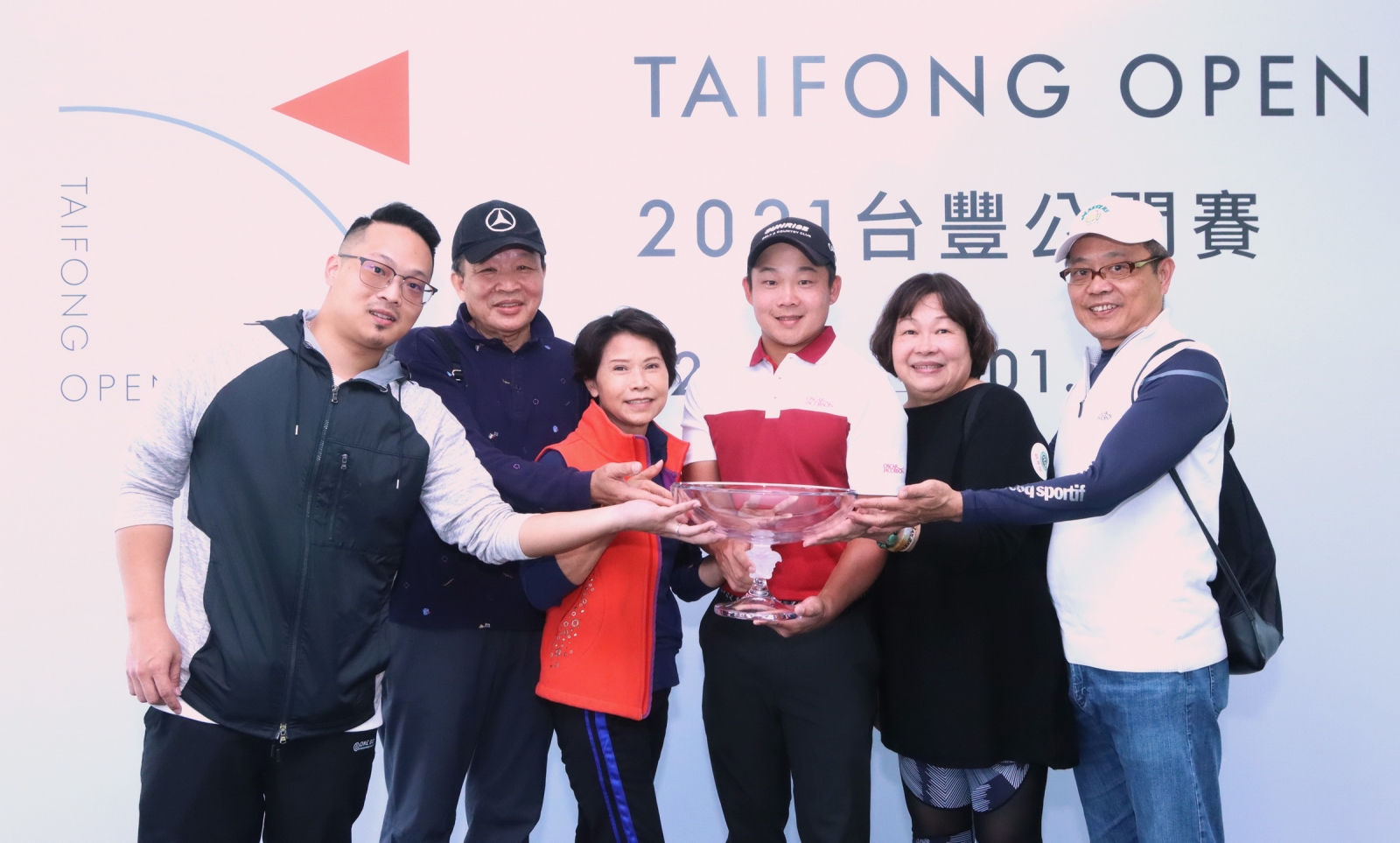 李玠柏拿下2021台豐公開賽冠軍和家人分享榮耀(鍾豐榮攝影)