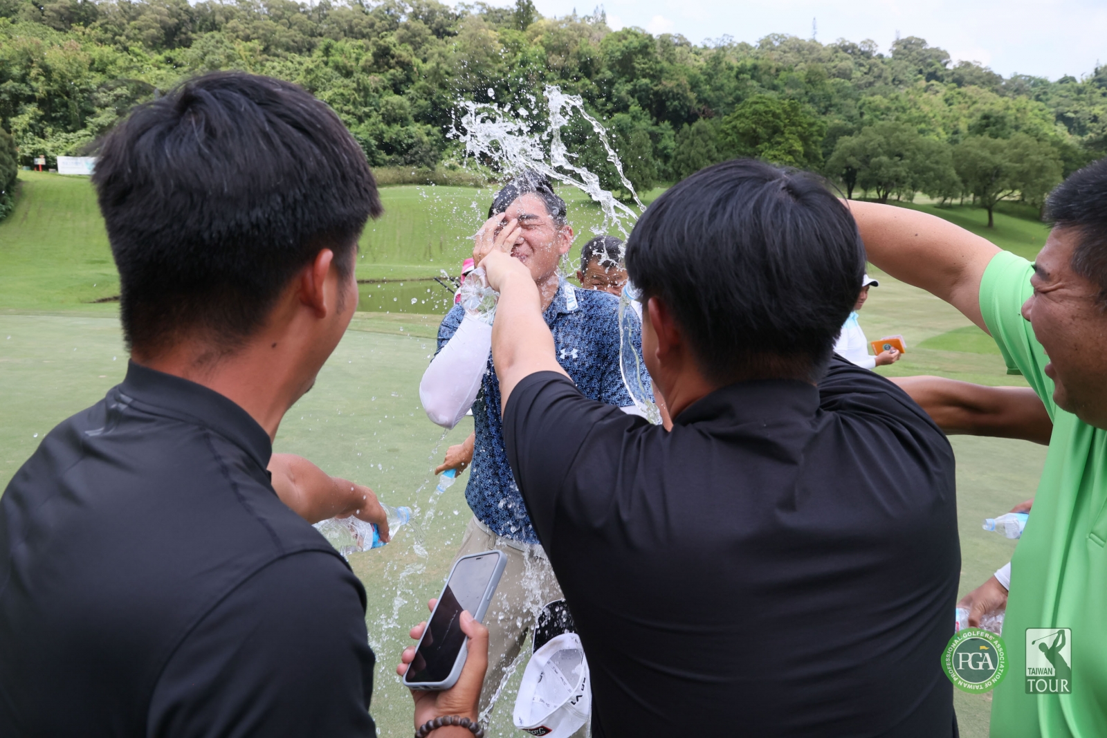 林大銪首度拿下職業賽冠軍，好友潑水慶祝(TPGA_林聖凱攝影)