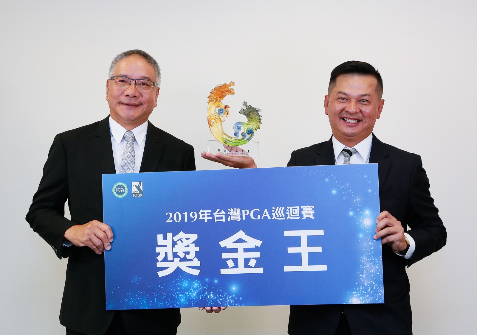 林文堂（右）接受TPGA理事長謝錦昇頒發的2019台巡賽獎金王獎盃(葉勇宏攝)