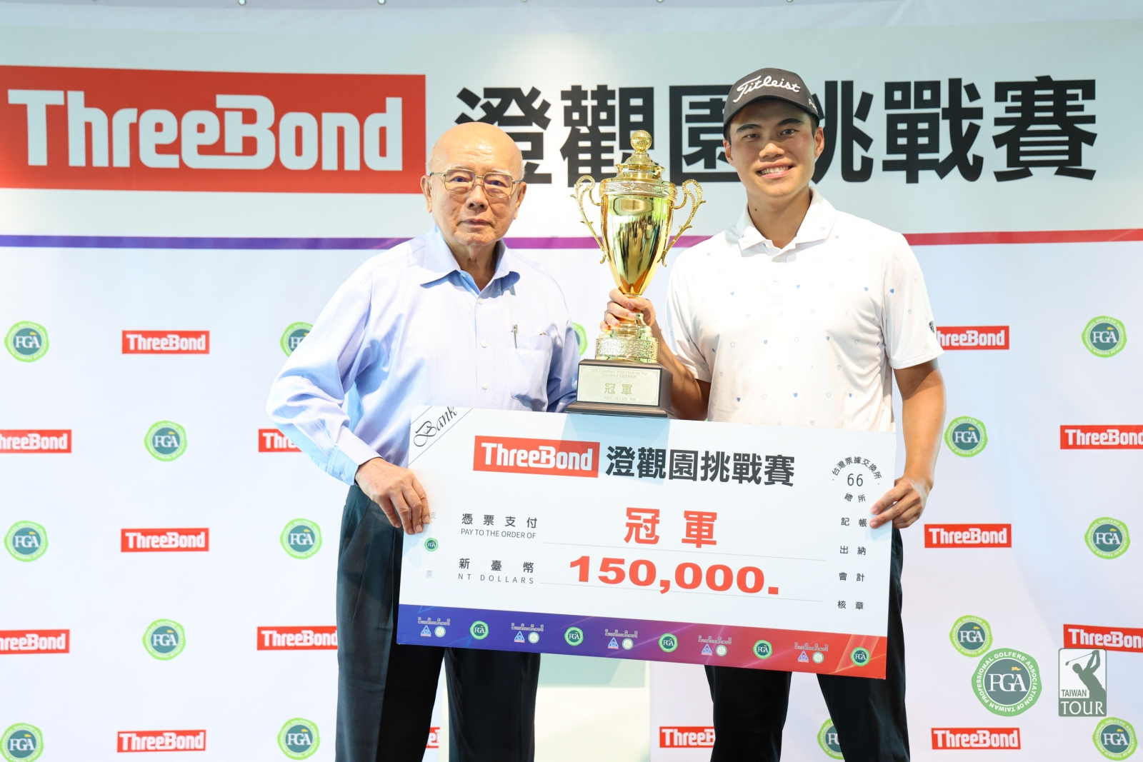 柏緯集團總裁吳建明(左)頒發職業冠軍獎盃及獎金給陳霆宇(TPGA_林聖凱攝)
