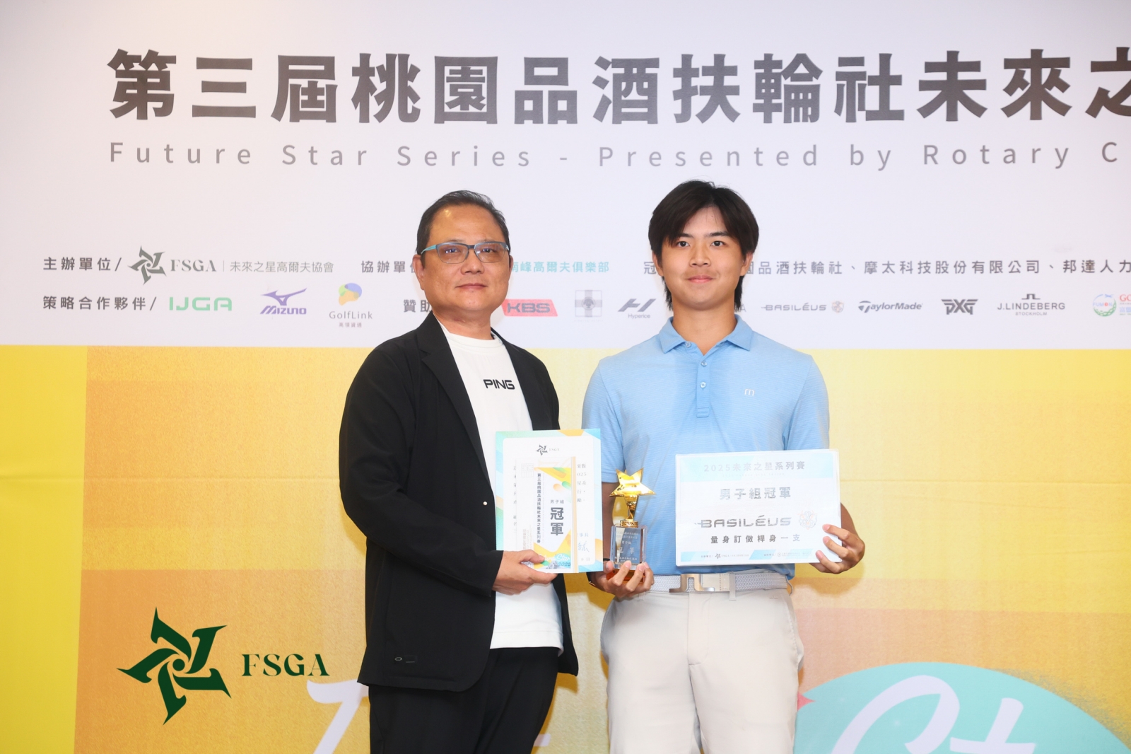 桃園品酒扶輪社陳漢謚社長(左)頒冠軍杯及獎品給男子組冠軍黃凱駿(鍾豐榮攝影)