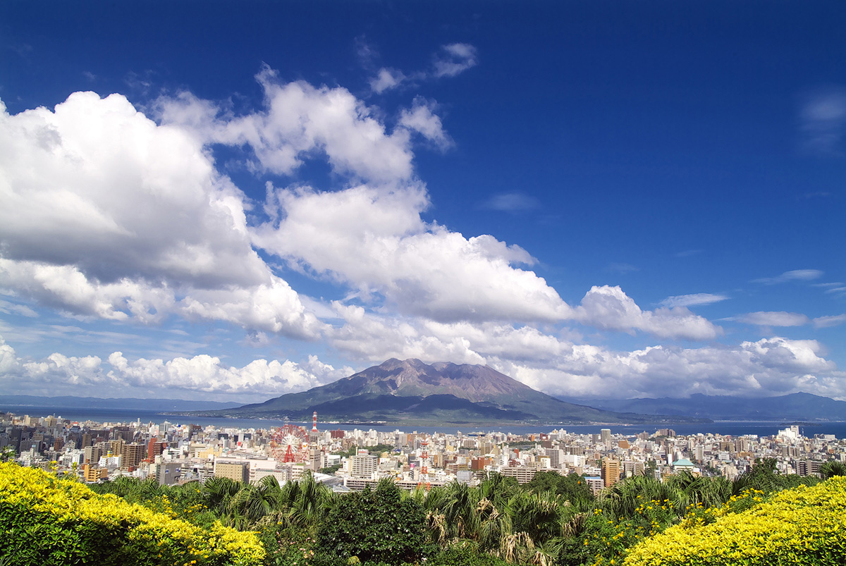 從鹿兒島市最高的長島美術館眺望對岸的櫻島火山。