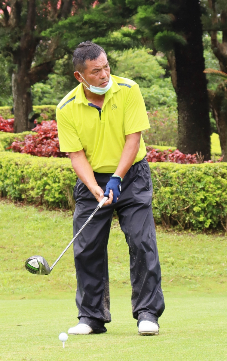 台中知名長春選手楊文來在雨中奮戰也打出70桿並居第三。