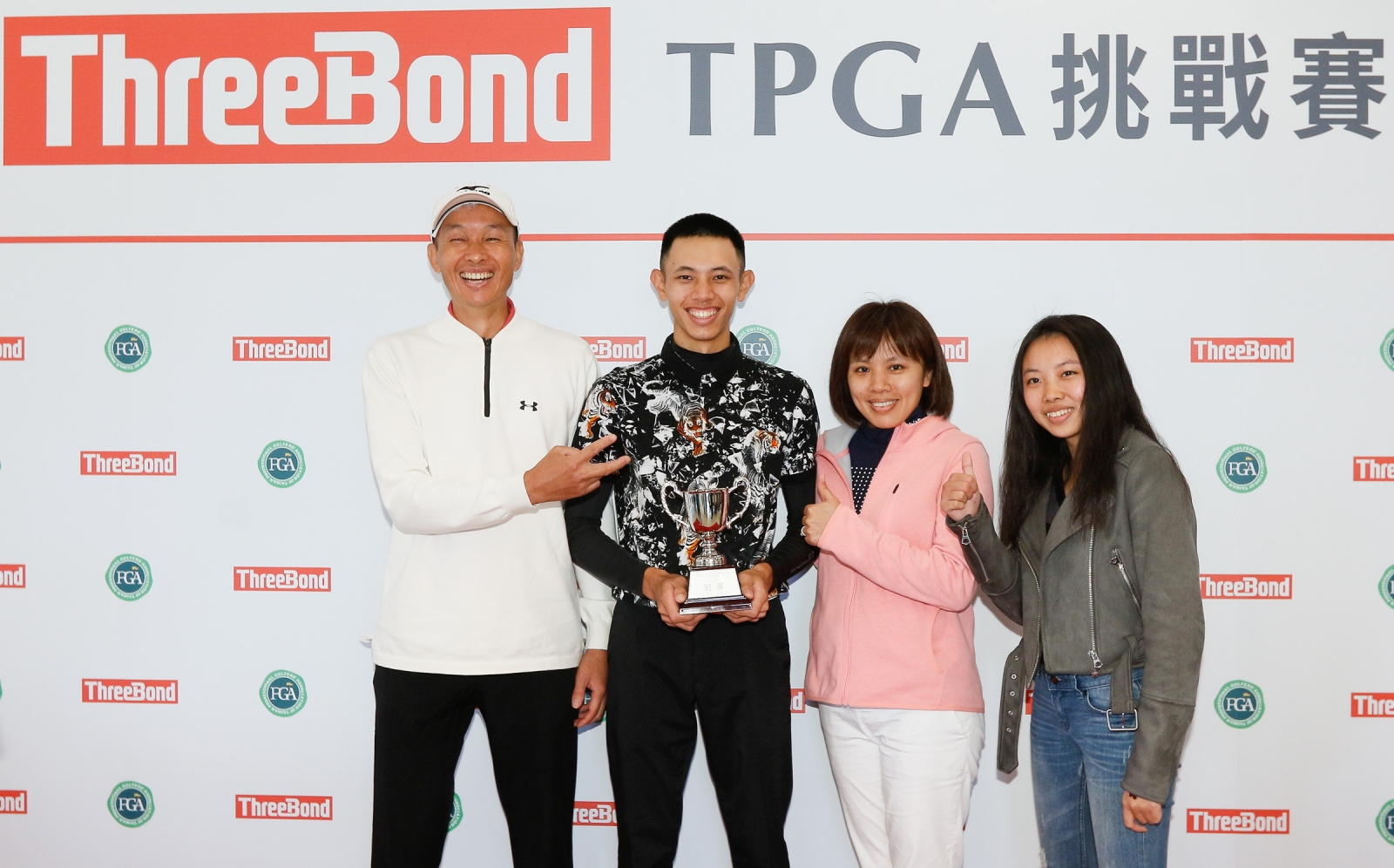 業餘冠軍許育誠 (左2) 與職業選手的父親許孟男（左1）及家人合影(葉勇宏攝)