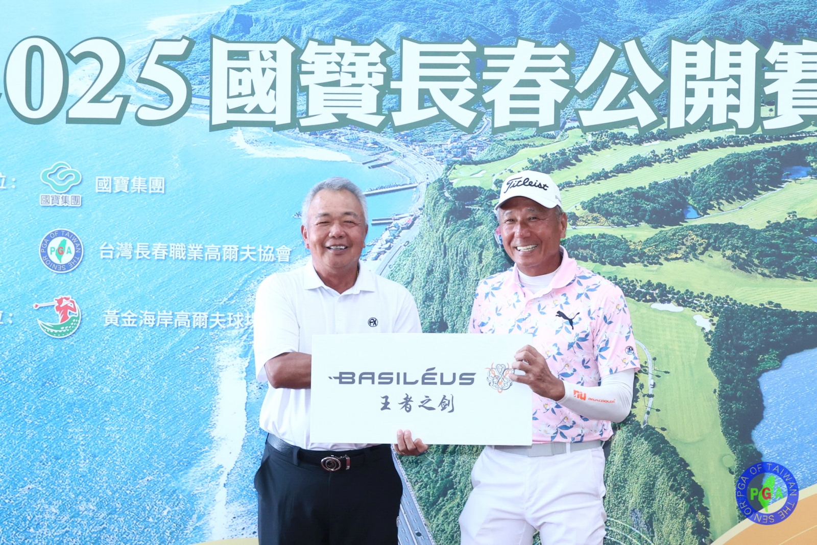 榮譽理事長沈忠賢(左)頒王者之劍桿身幸運獲獎 呂文德52年次