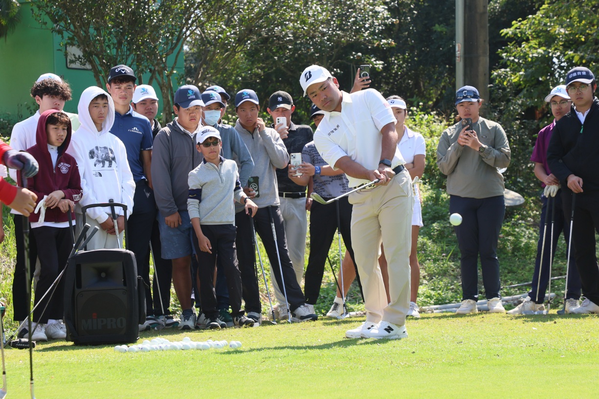 活動次日,比嘉一貴進行切球教學
