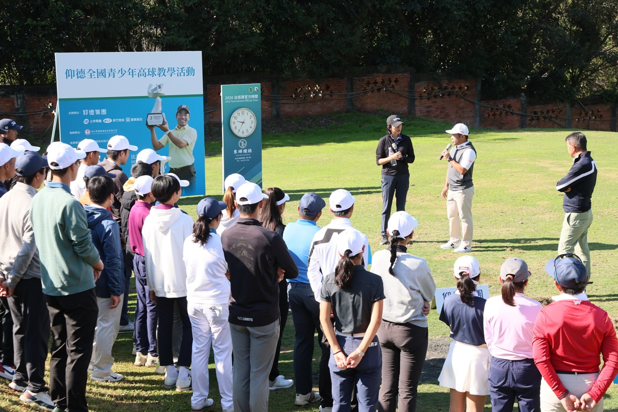 比嘉一貴(右二)進行高球教學