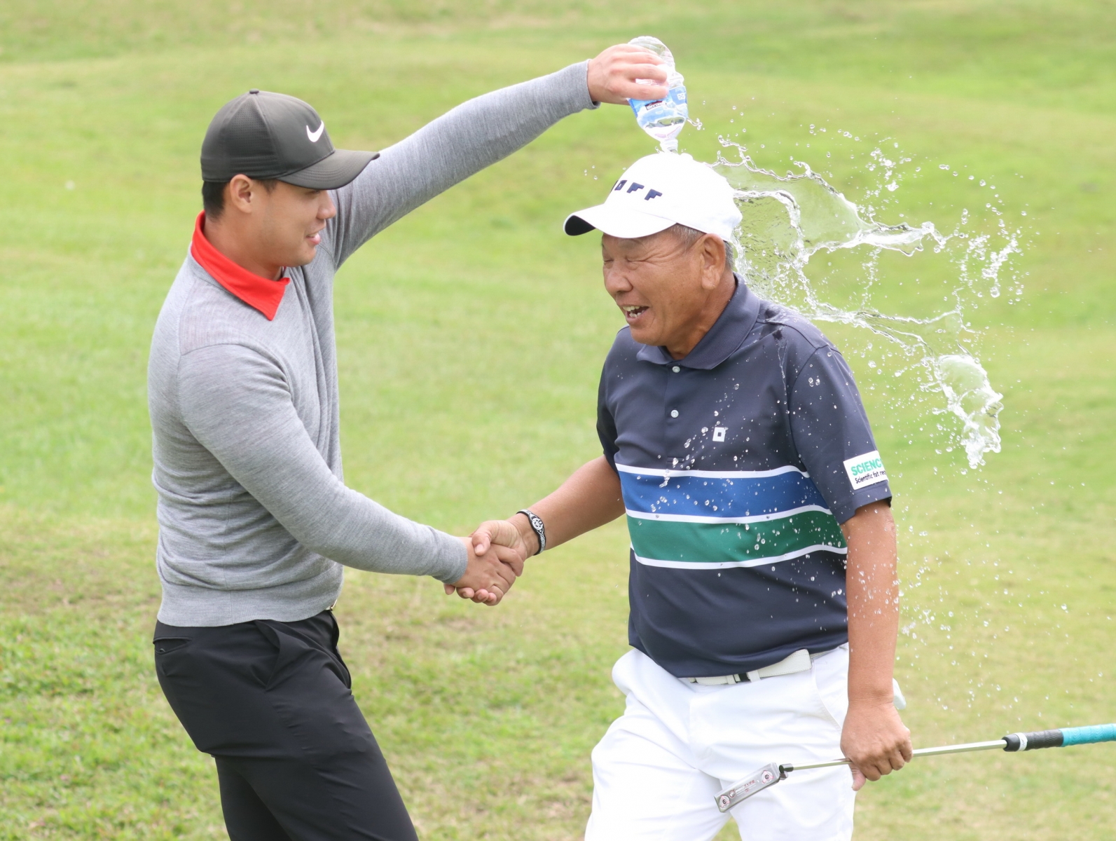 汪德昌拿下ThreeBond封關站冠軍，享受被年輕選手澆水慶賀的喜悅全寫在臉上。(鍾豐榮攝影)