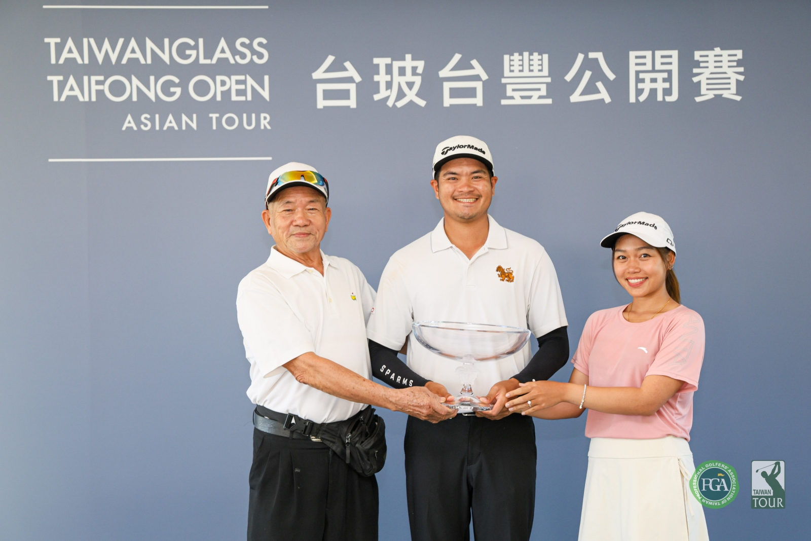 泰國選手艾克帕里特拿下亞巡生涯首冠，開心與家人分享喜悅(TPGA_林聖凱攝影)