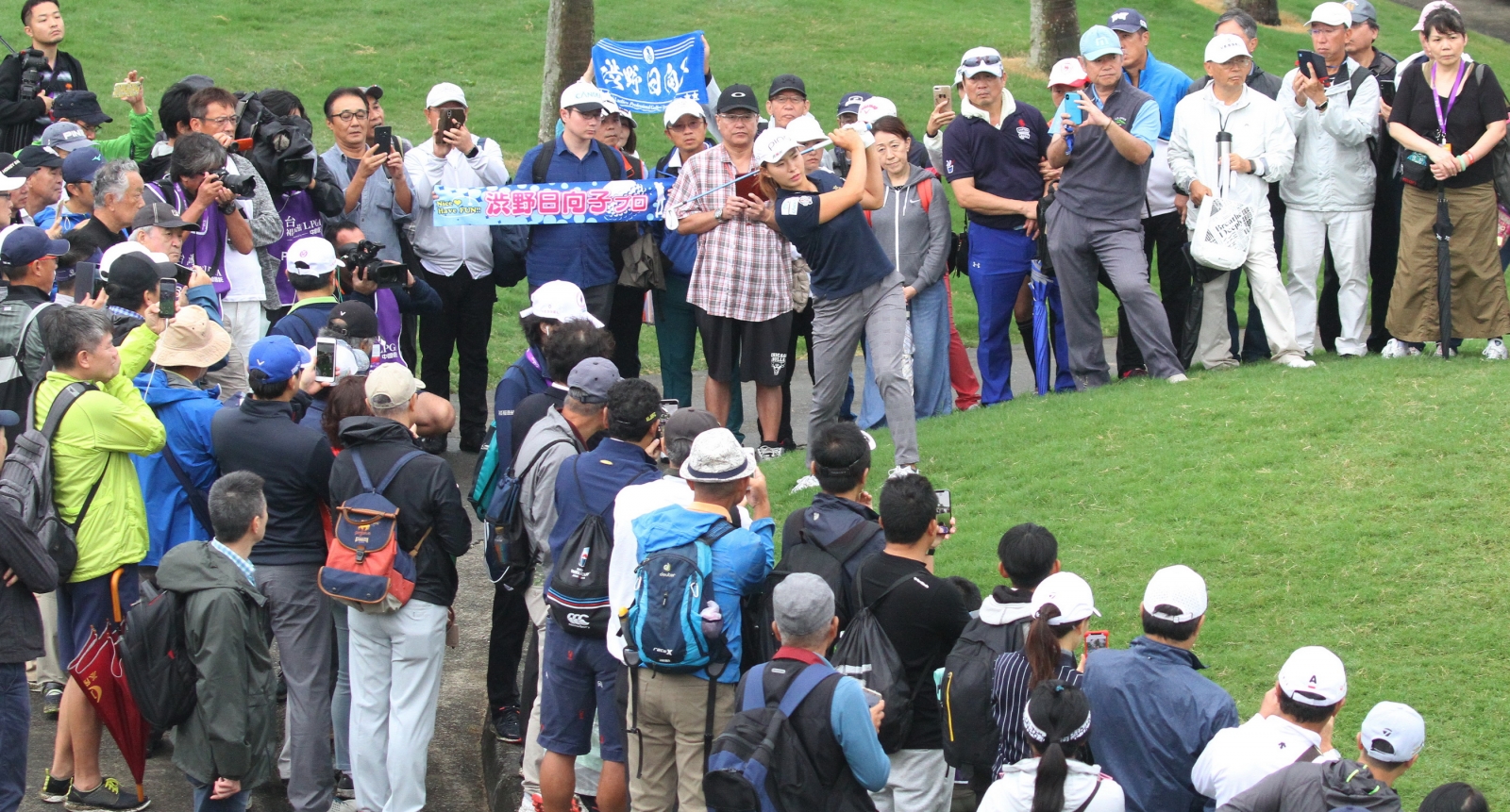 渋野日向子捨日巡賽而參加裙襬搖搖LPGA，驚動日本高壇，也吸引了30餘位日本記者跨海來台採訪，日本在台企業更發動粉絲團前來應援，聲勢浩大，成了比賽首日最吸睛的焦點。