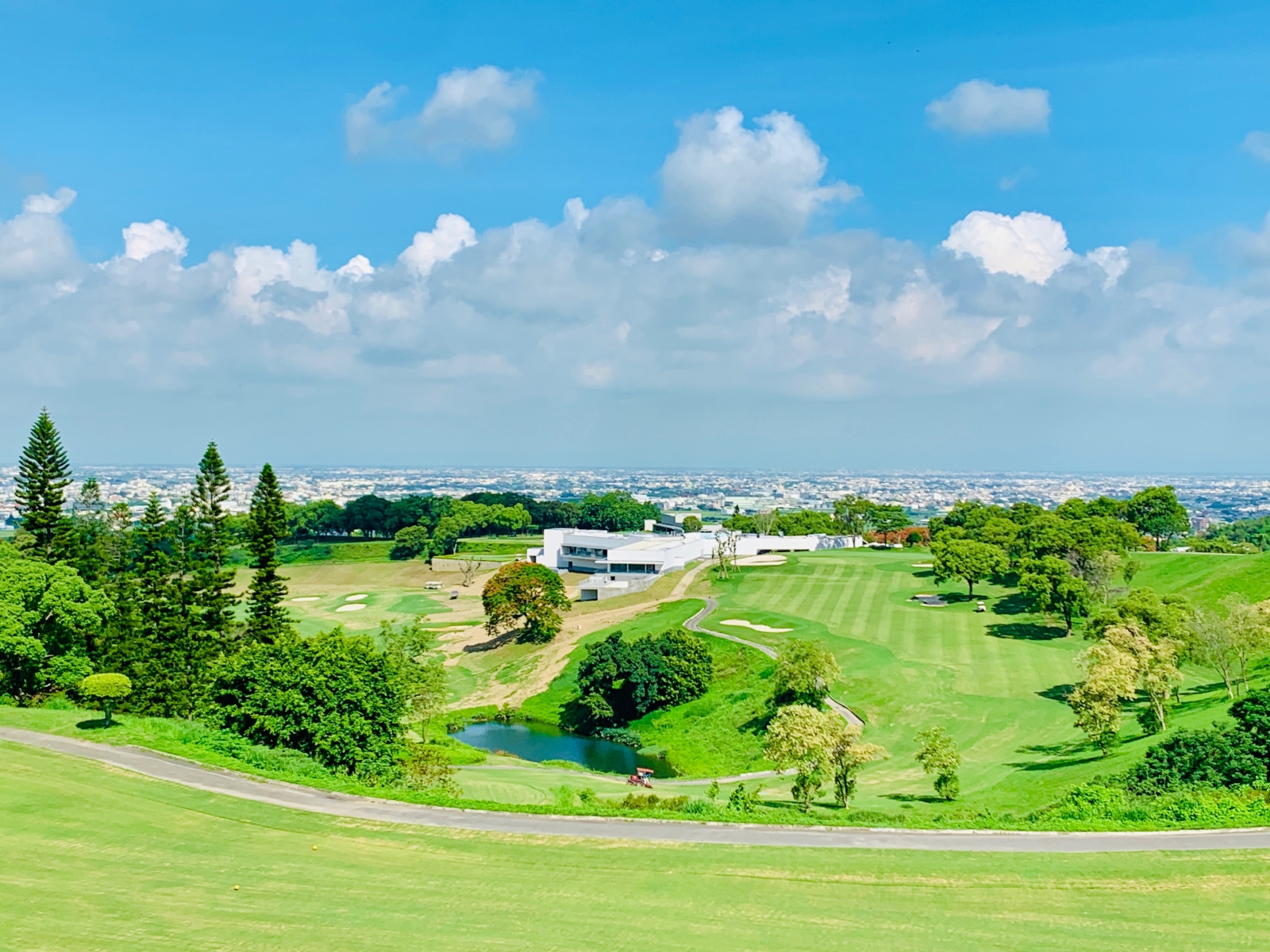 綠建築美學的玉嘉會館、西薩會館，與球場、市景、海景皆融合為一體。