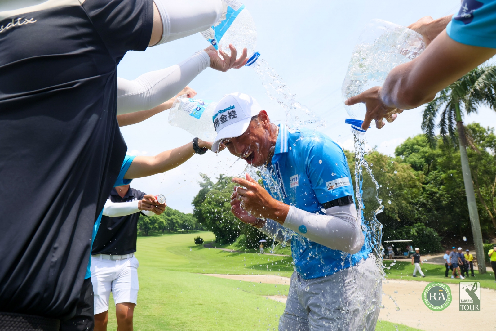 王偉軒拿下三連霸，好友開心潑水慶祝(TPGA_林聖凱攝)