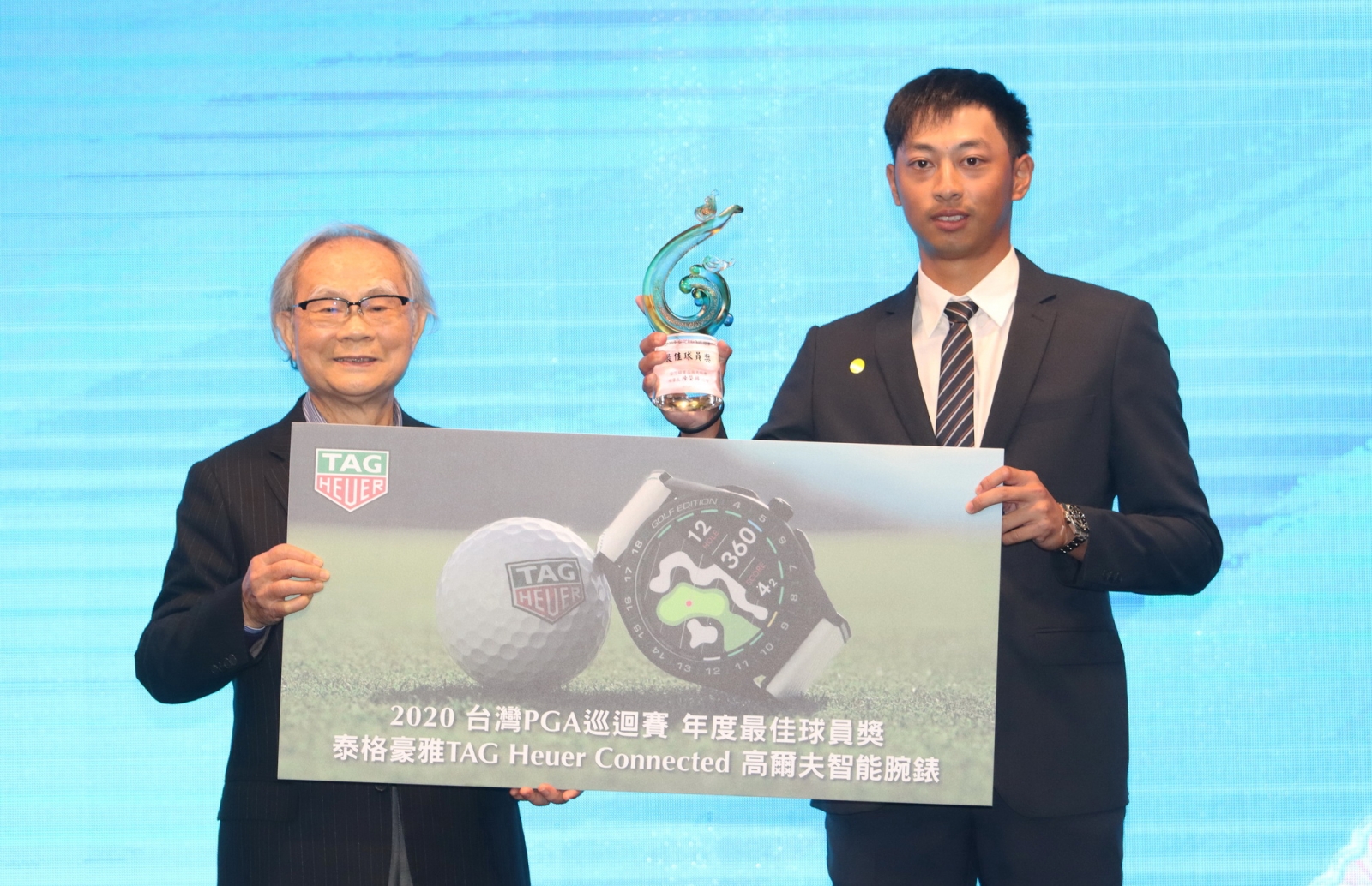 王偉軒獲得TPGA年度最佳球員獎項與泰格豪雅腕錶，左是頒獎人為三花棉業公司董事長施純鎰。(鍾豐榮攝影)