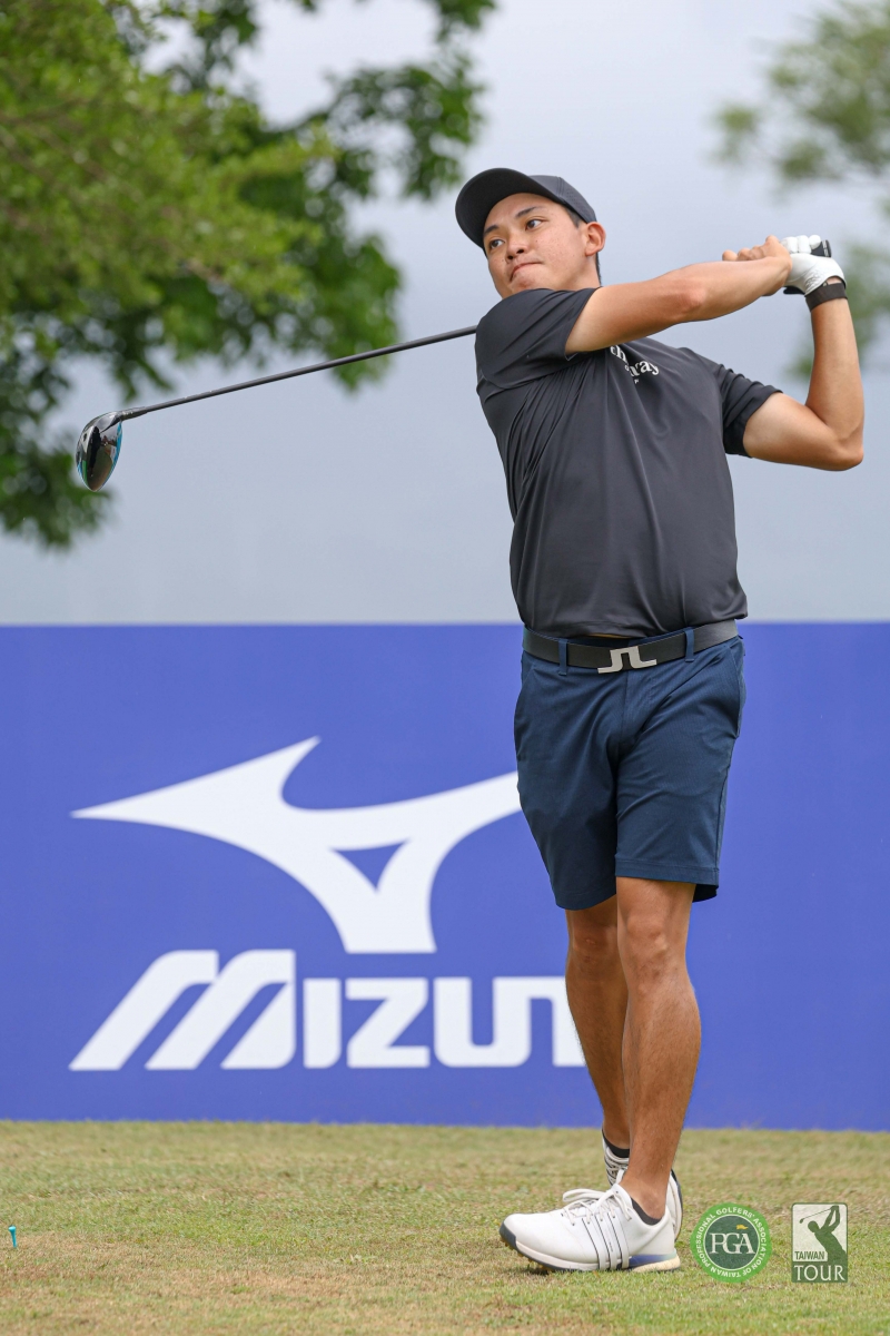 王璽安第二回合完成，目前以總桿成績低於標準桿7桿獨居領先。(TPGA_林聖凱攝)