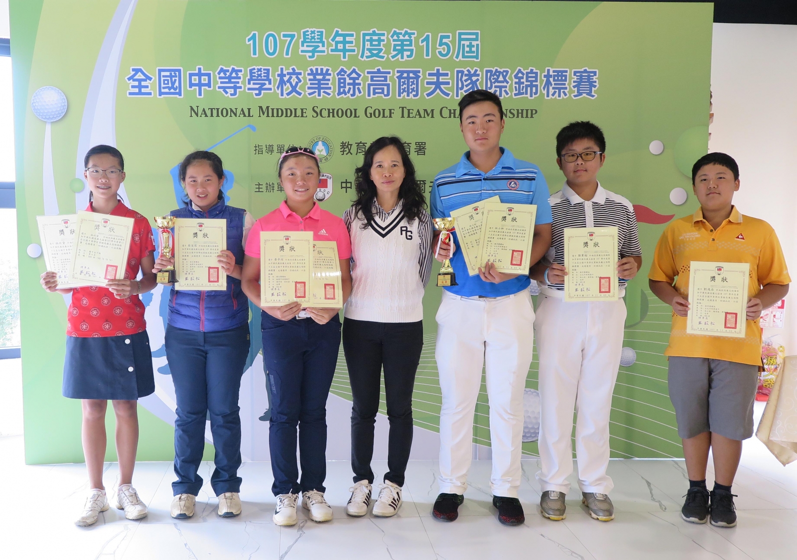 桃園市會稽國中摘下女子團體冠軍(左)與台北市新興國中奪下男子團體冠軍(右)合影