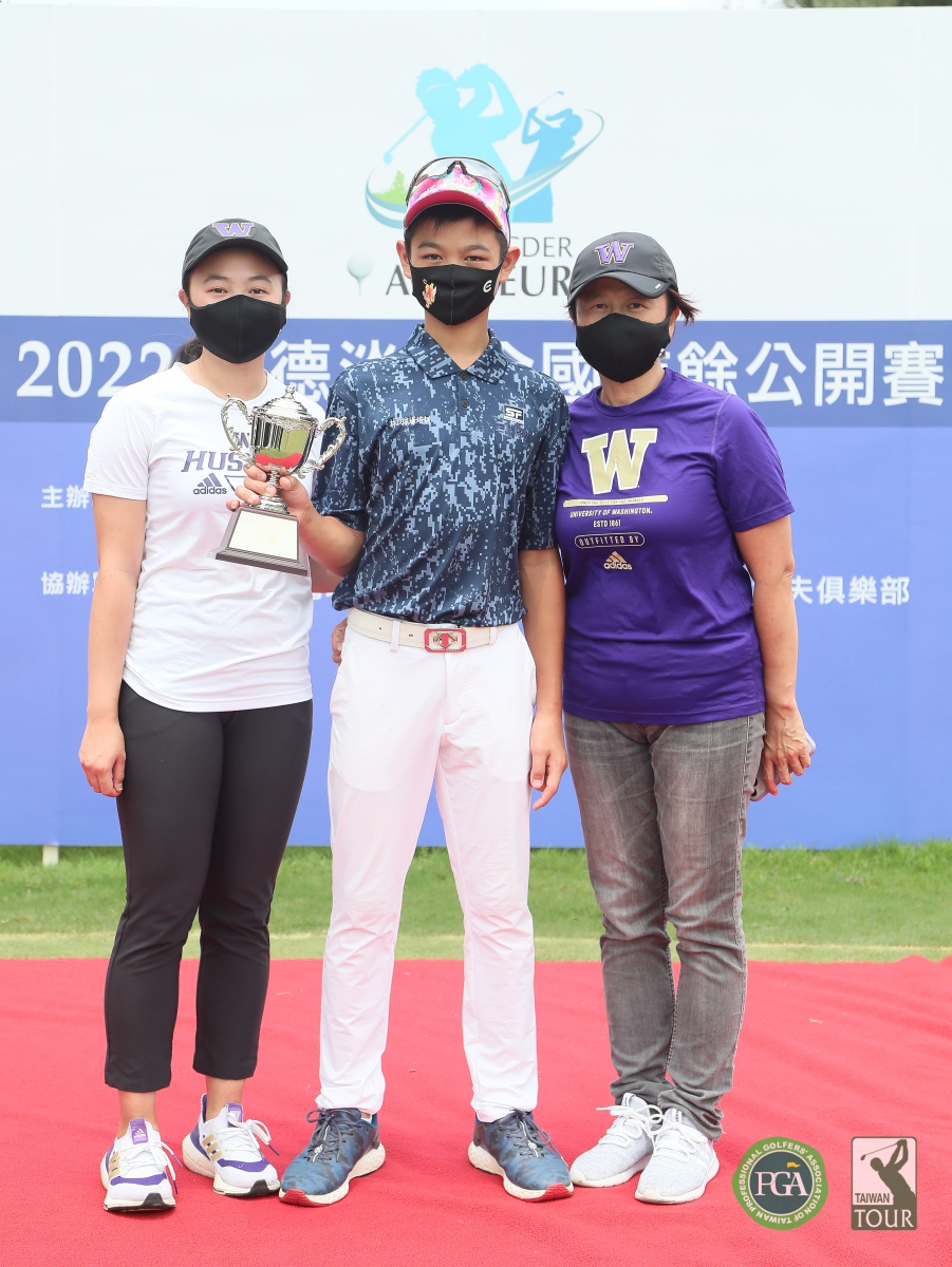男子B組冠軍謝承洧(中)與媽媽及姊姊謝佳彧(左)合影(大會提供_葉勇宏攝影)