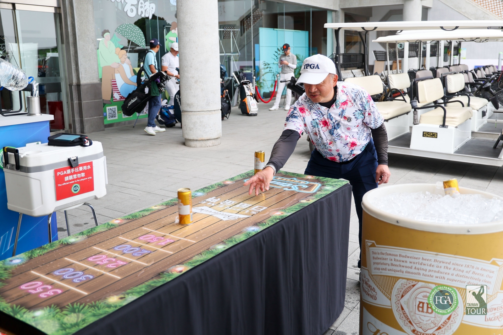 百威趣味挑戰賽勝者可贏得12瓶百威金尊330ml。今天約有60位選手進行這項挑戰遊戲，最後由大崗山球場董事長卓建宏獲勝。(TPGA_林聖凱攝影)（飲酒過量，有礙健康）
