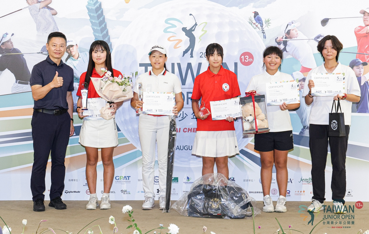 百辰創新執行長 林呈斌(左)與女B組前五名合影。