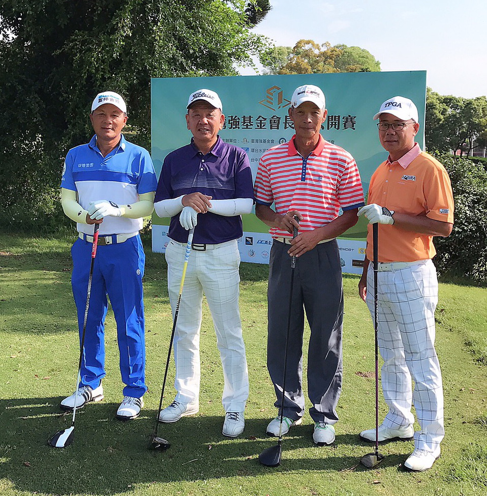 旅日三名將盧建順(左一)、汪德昌(左二)、林根基(右一)同組飆桿。