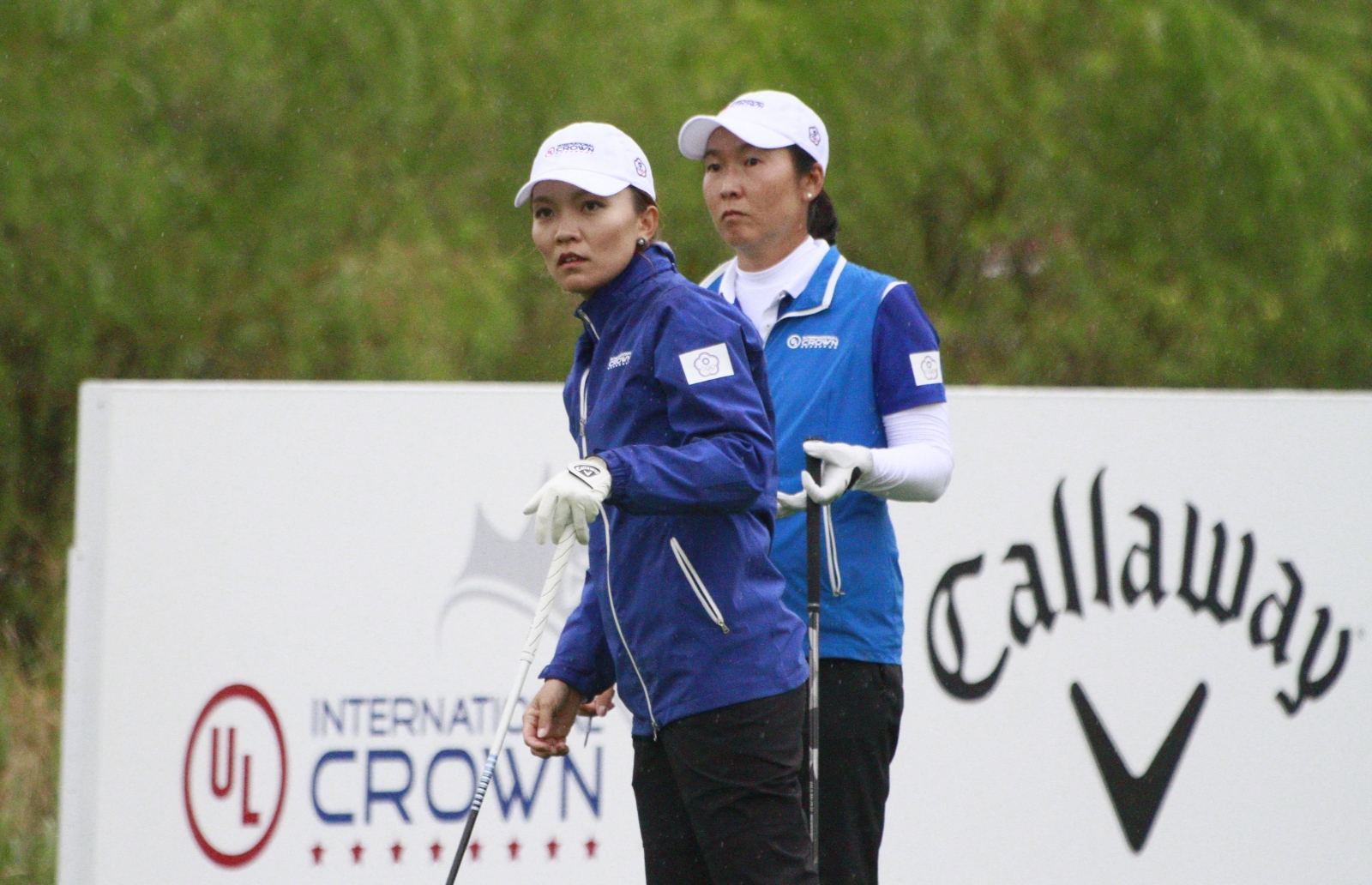 盧曉晴（左）開球之後隊友龔怡萍也緊盯著球飛去的方向。