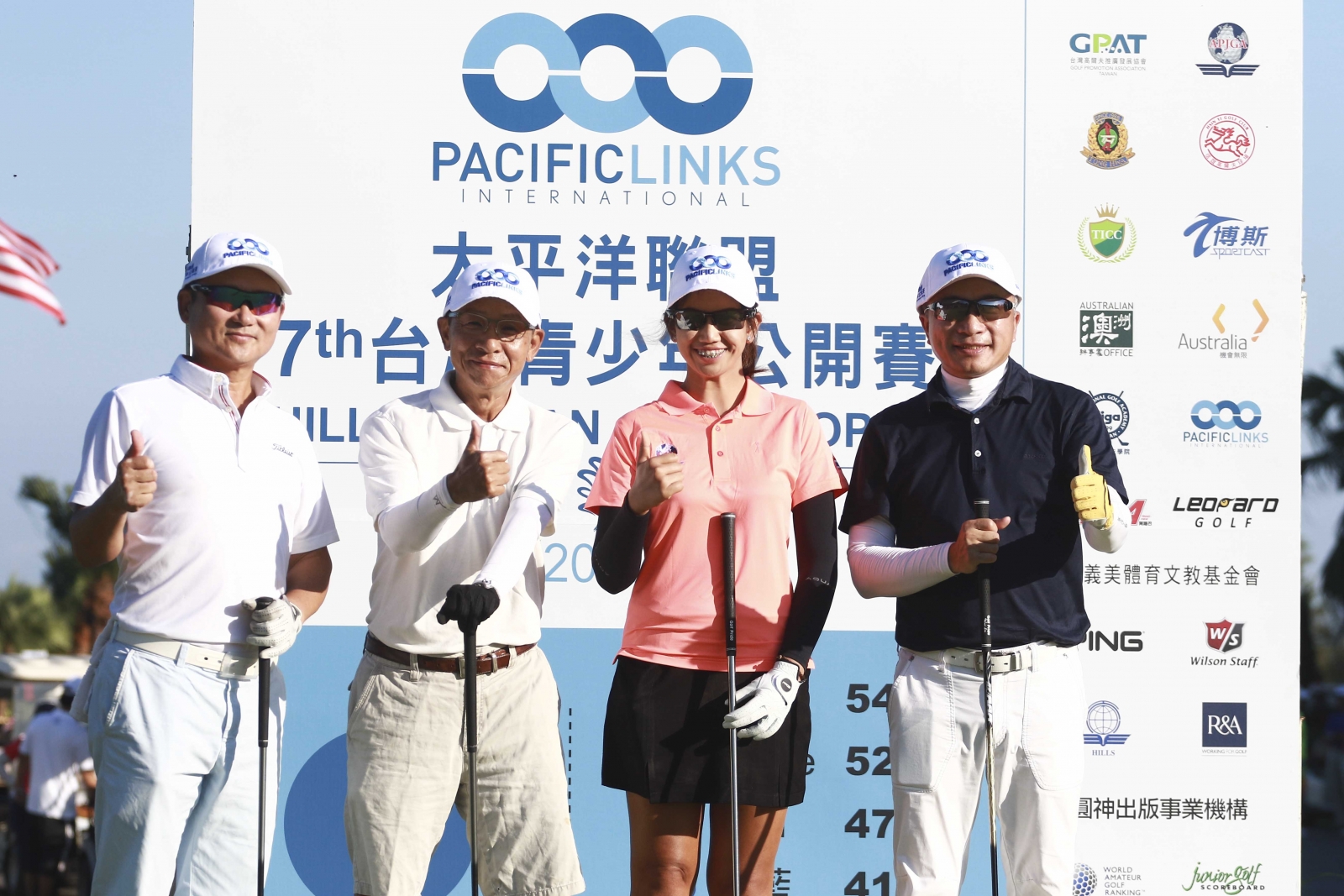 吳念真(左二)與企業界友人出席太平洋聯盟台灣青少年高爾夫公開賽；右二為泰國參賽球員Pitayarat。
