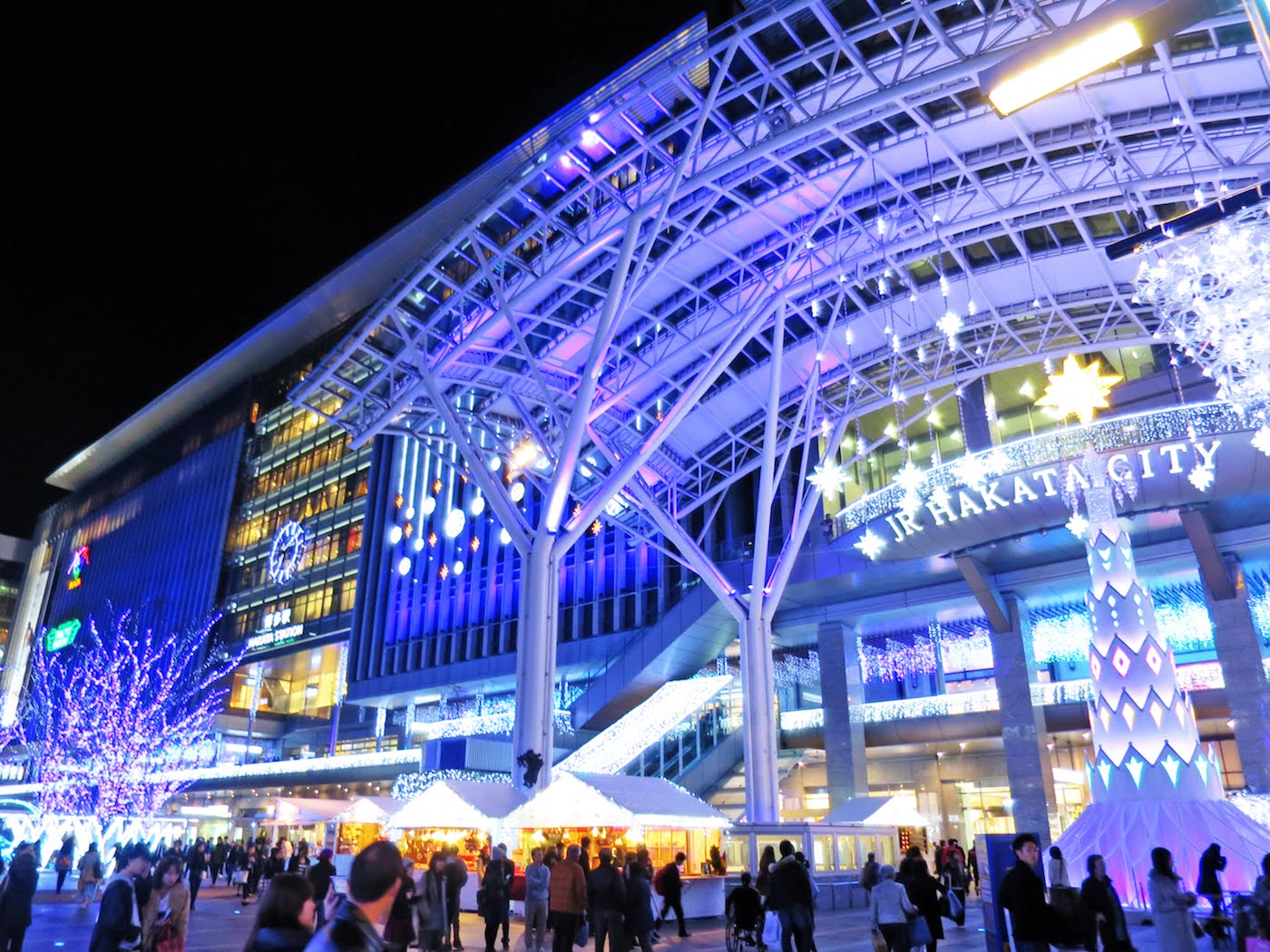 福岡地標 – 結合車站與購物中心的JR博多城。