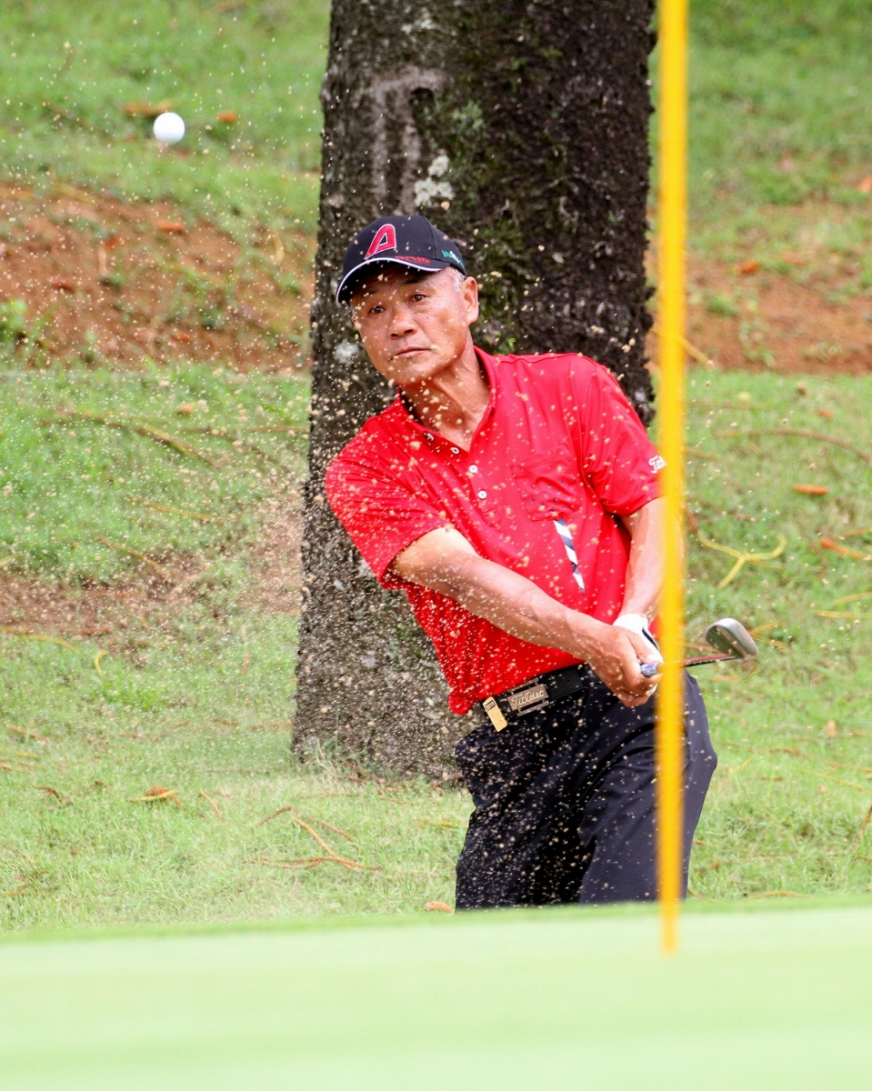 第一回合日本崎山武志67桿（－5）暫列第二