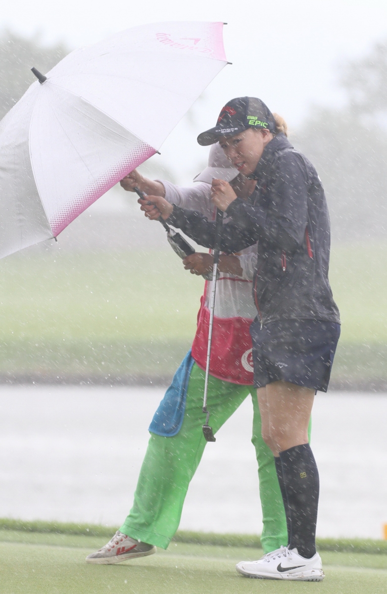 第一回合颱風環流下間歇驟雨，日本mayuna FURUKAWA以69桿(-3)暫並列第一(鍾豐榮攝影)