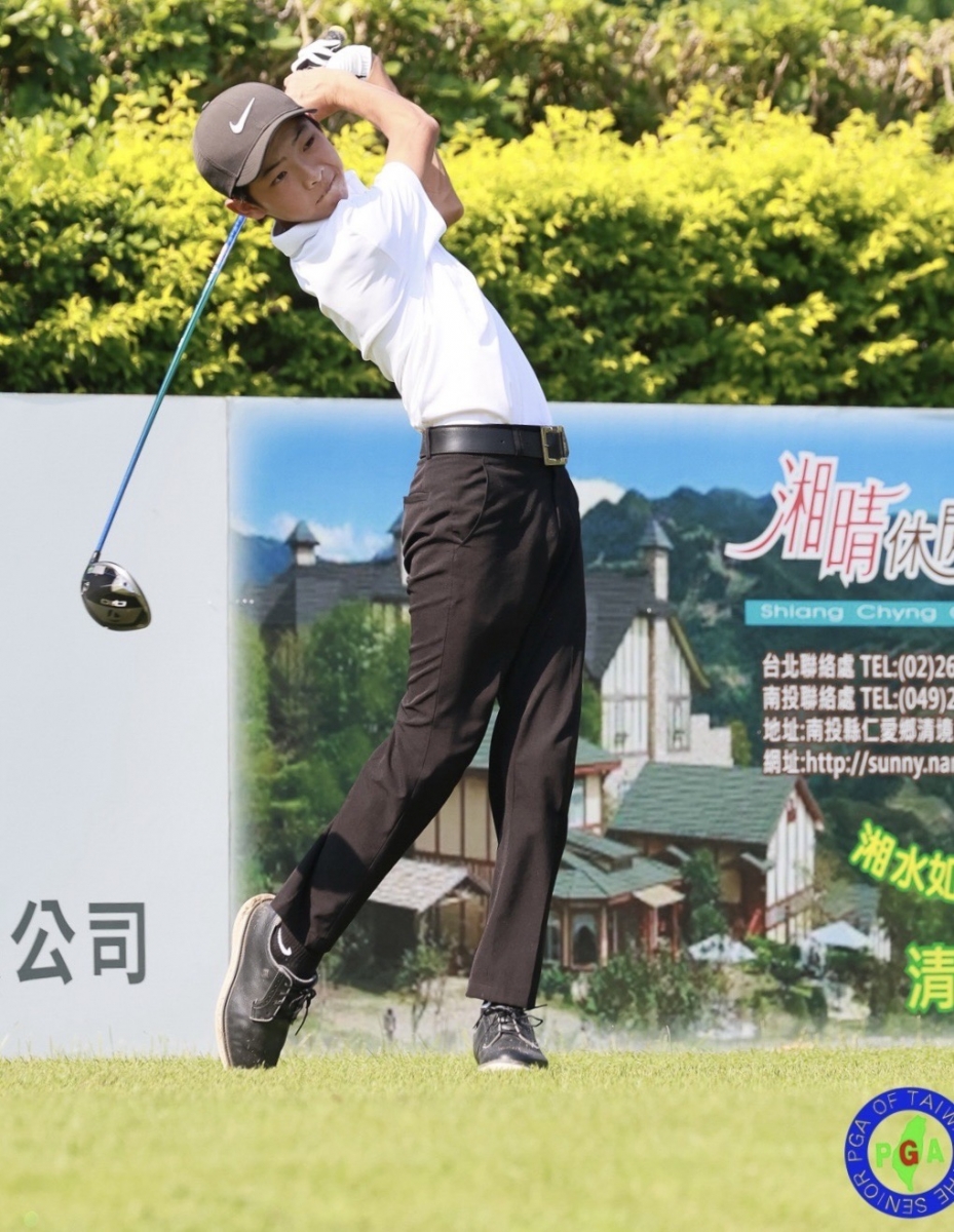 第一回合陳秉承以72桿暫居業餘青少年組首位。(鍾豐榮攝影)