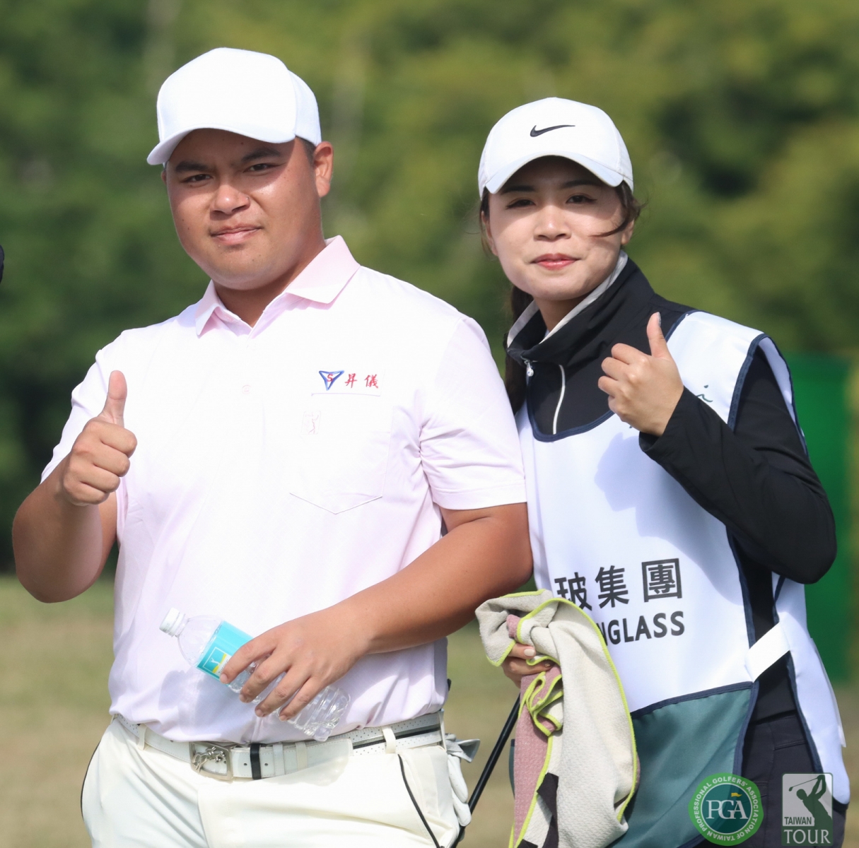 第三回合黃頎打出68桿以(-3)暫並列第四，女友幫忙當桿弟.(鍾豐榮攝影)