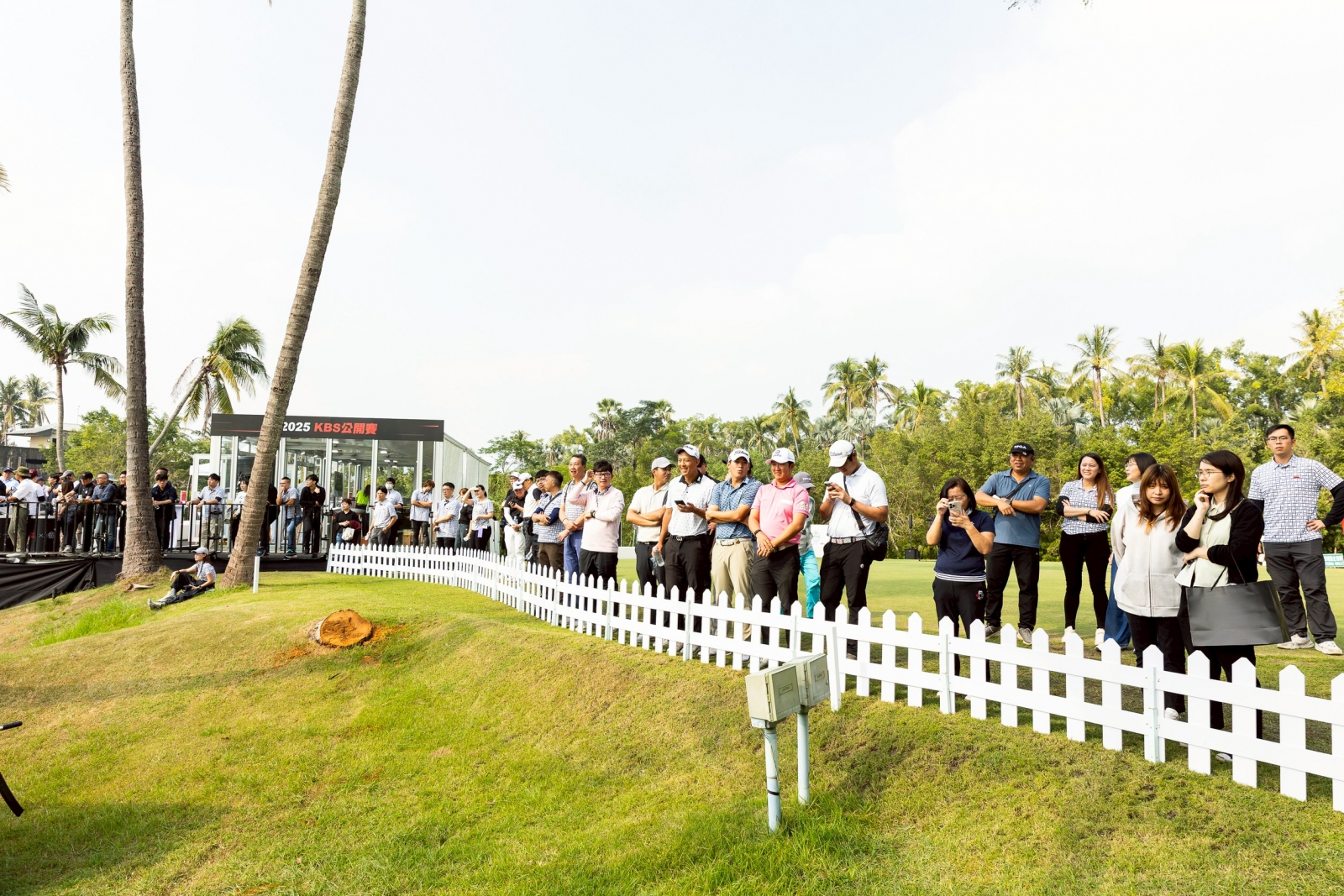 宛如置身歐巡賽的美麗場景,位在第18洞果嶺上方VIP觀賽帳篷的決賽人潮。