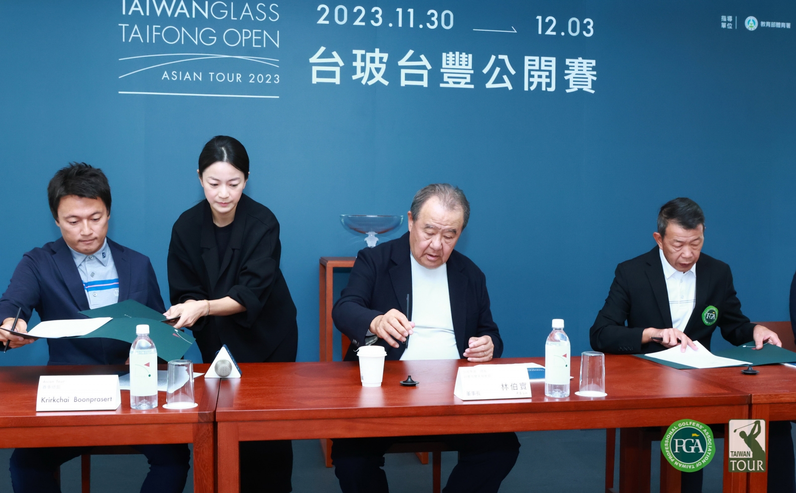 簽約儀式由台豐高爾夫俱樂部董事長林伯實(中)和TPGA理事長陳榮興(右)及亞巡代表亞巡賽事總監Krirkchai Boonprasert。(鍾豐榮攝影)