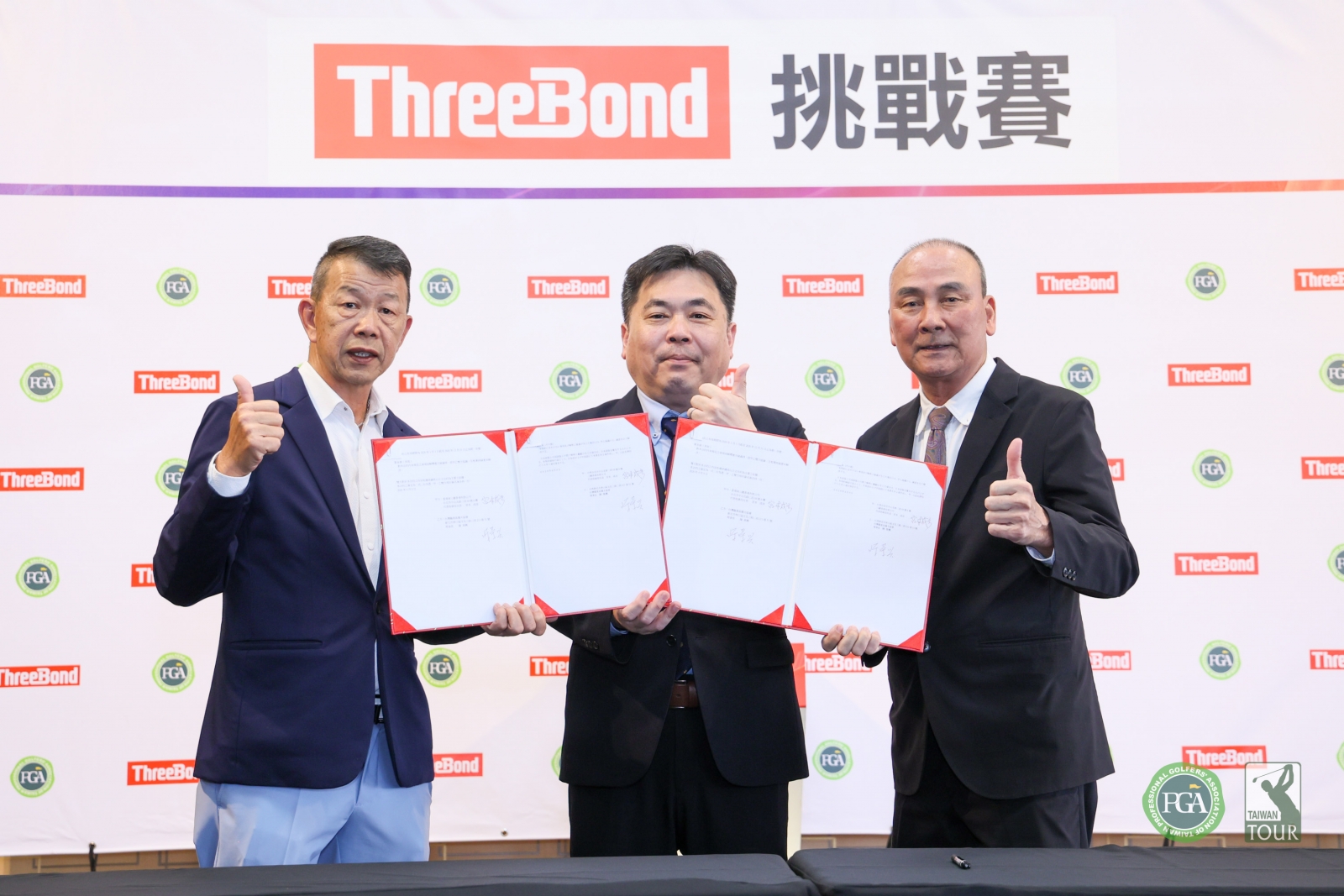 簽約儀式由ThreeBond香港有限公司社長宮本成彥(中)、TPGA理事長陳榮興(左)及ThreeBond TPGA挑戰巡迴賽執行長陳志忠(右)合影(TPGA_林聖凱攝)