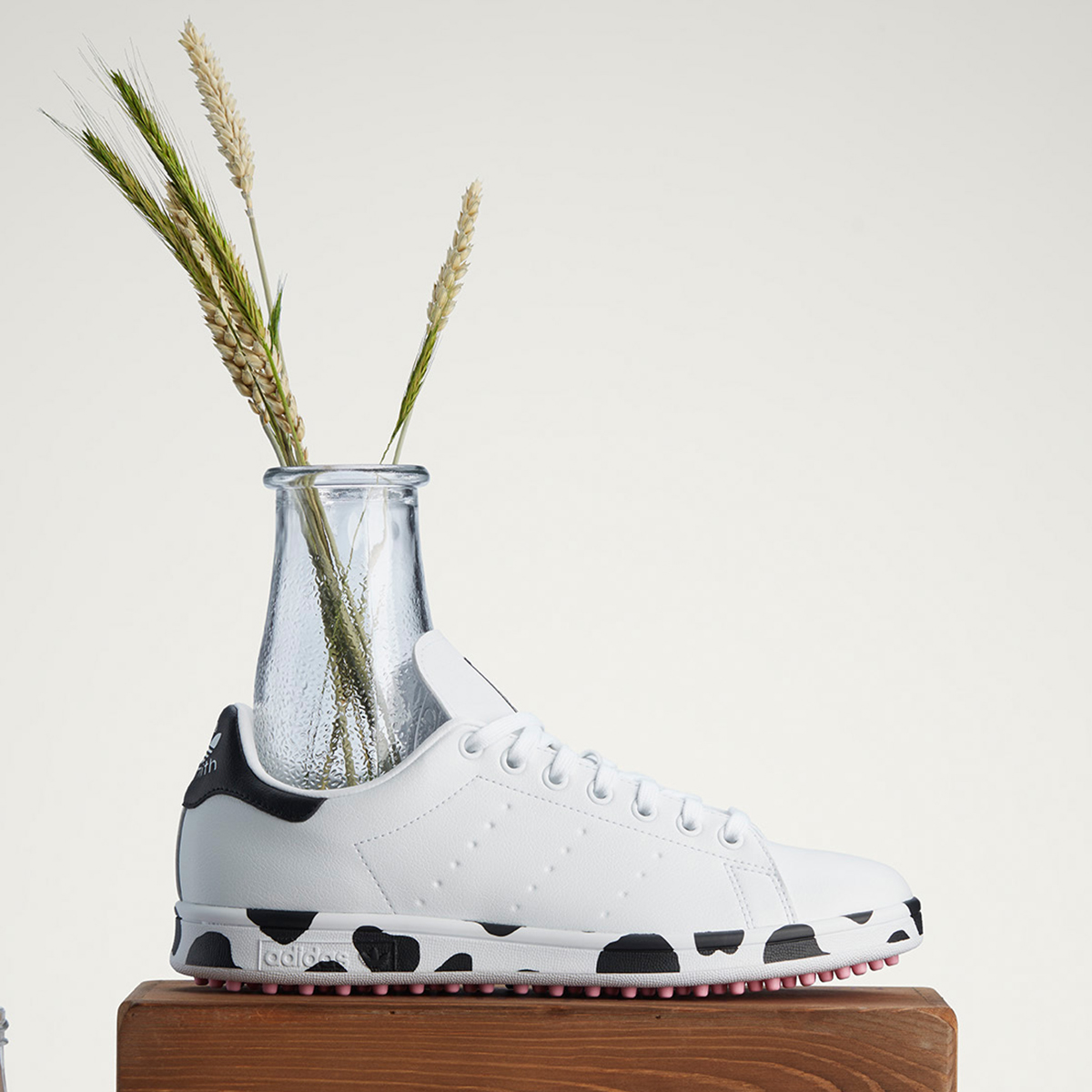 結合威斯康辛州獨特的乳製業歷史文化，adidas Golf充分詮釋富含乳牛花紋的Stan Smith高球鞋。