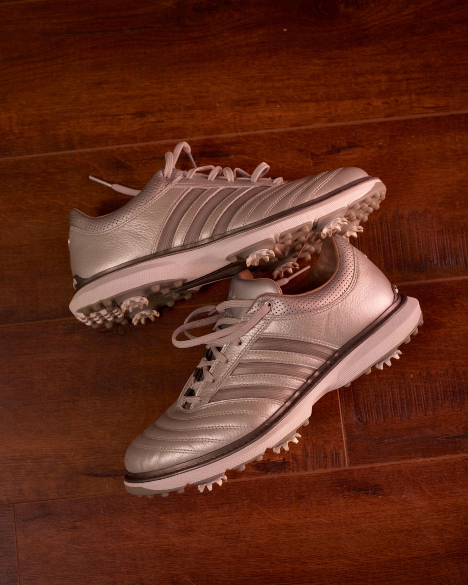 結合90年代足球鞋基因與街頭叛滑精神,adidas Golf MC70限量鞋款致敬經典。