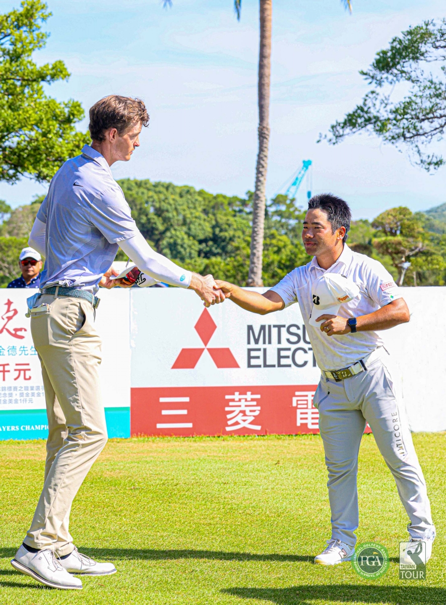 美國選手Charles Porter和日巡獎金王比嘉一貴身高相差近50公分，形成有趣對比，也證明身材在高爾夫球沒有絕對優勢，球技跟球商才是最重要的(TPGA_林聖凱攝影)
