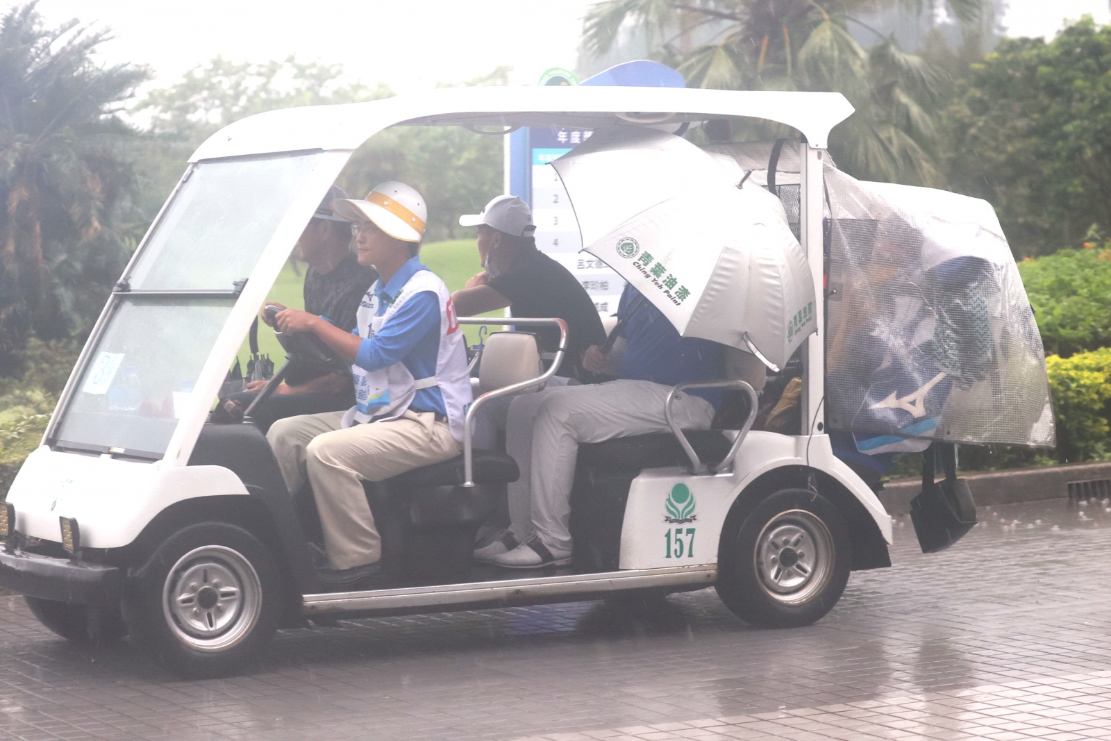 老爺關西高爾夫球場進行第二回合，由於下午大雷雨暫停比賽，後來仍因大雨無法繼續比賽