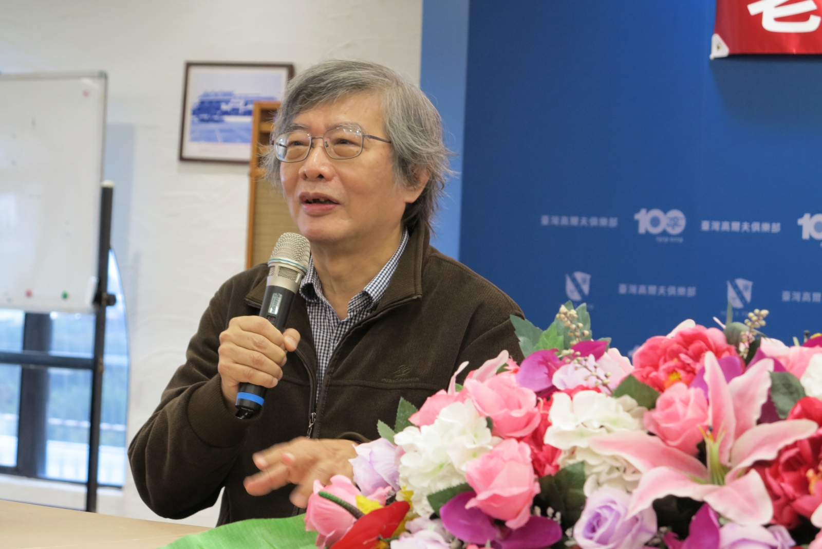 臺灣史研究學者謝德錫教授說明特別派人到日本舊書報攤搜尋史料的歷程。