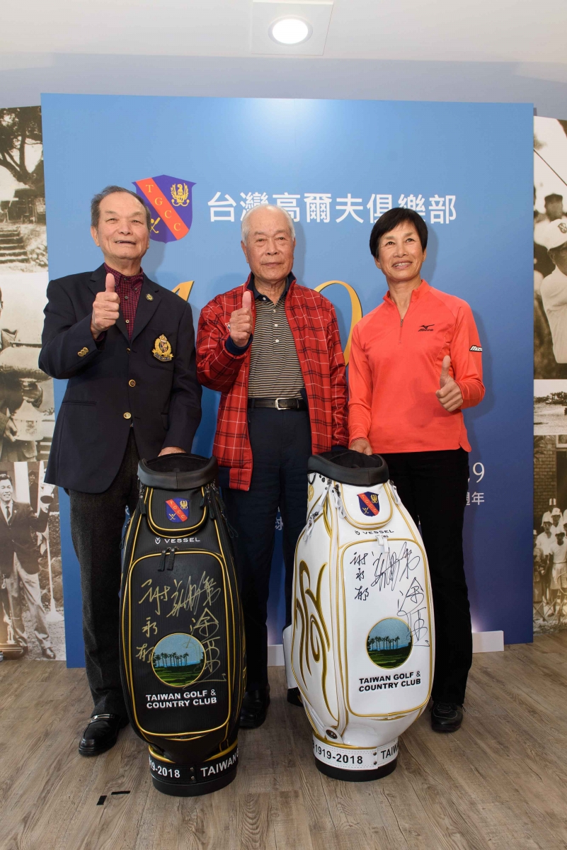 與老淡水球場淵源深厚的三位傳奇球星(左起)謝敏男、謝永郁與涂阿玉在百週年紀念球袋上簽名。