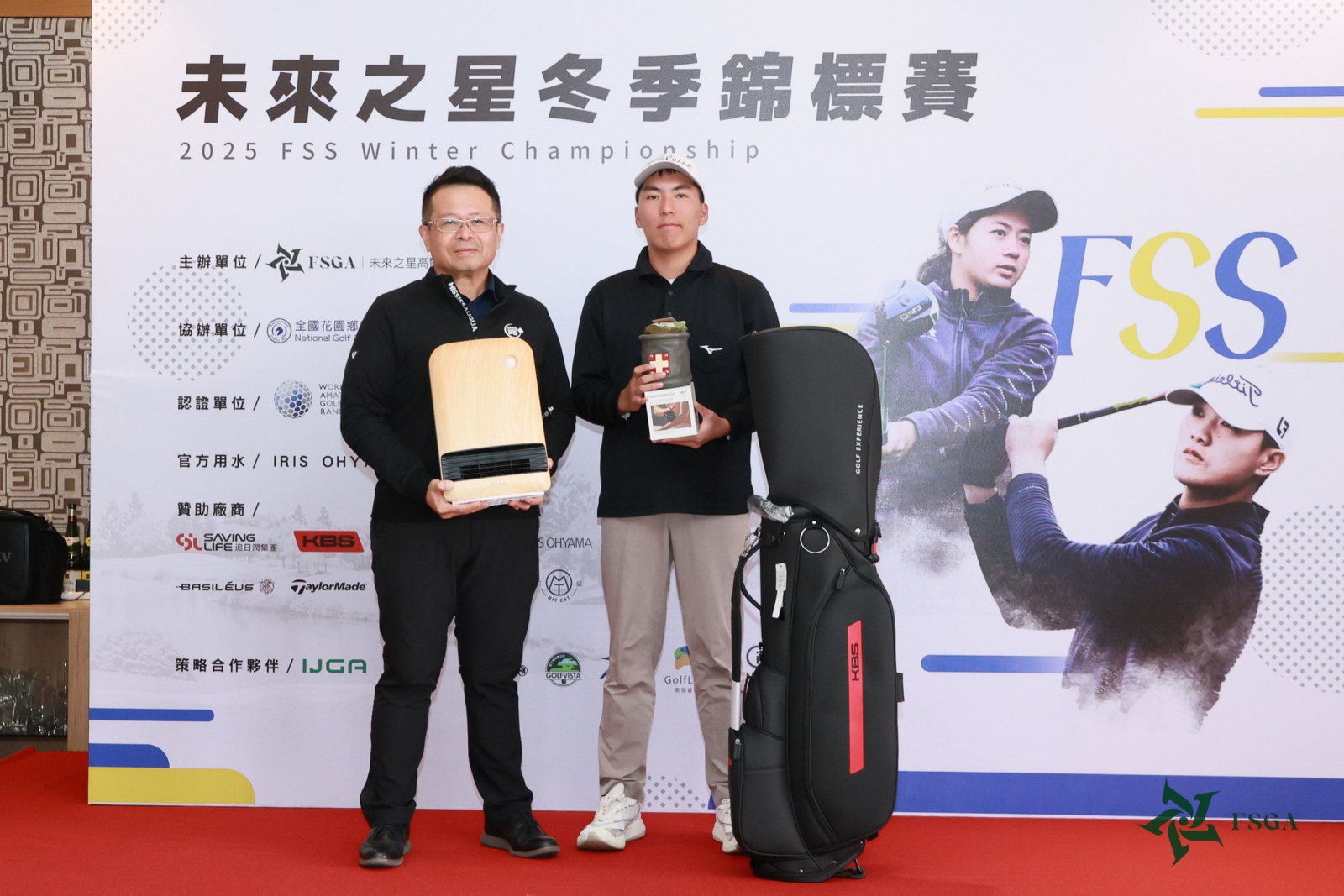 苗栗縣未來之星高爾夫協會理事長吳憲紘頒會員獎男子組獎品