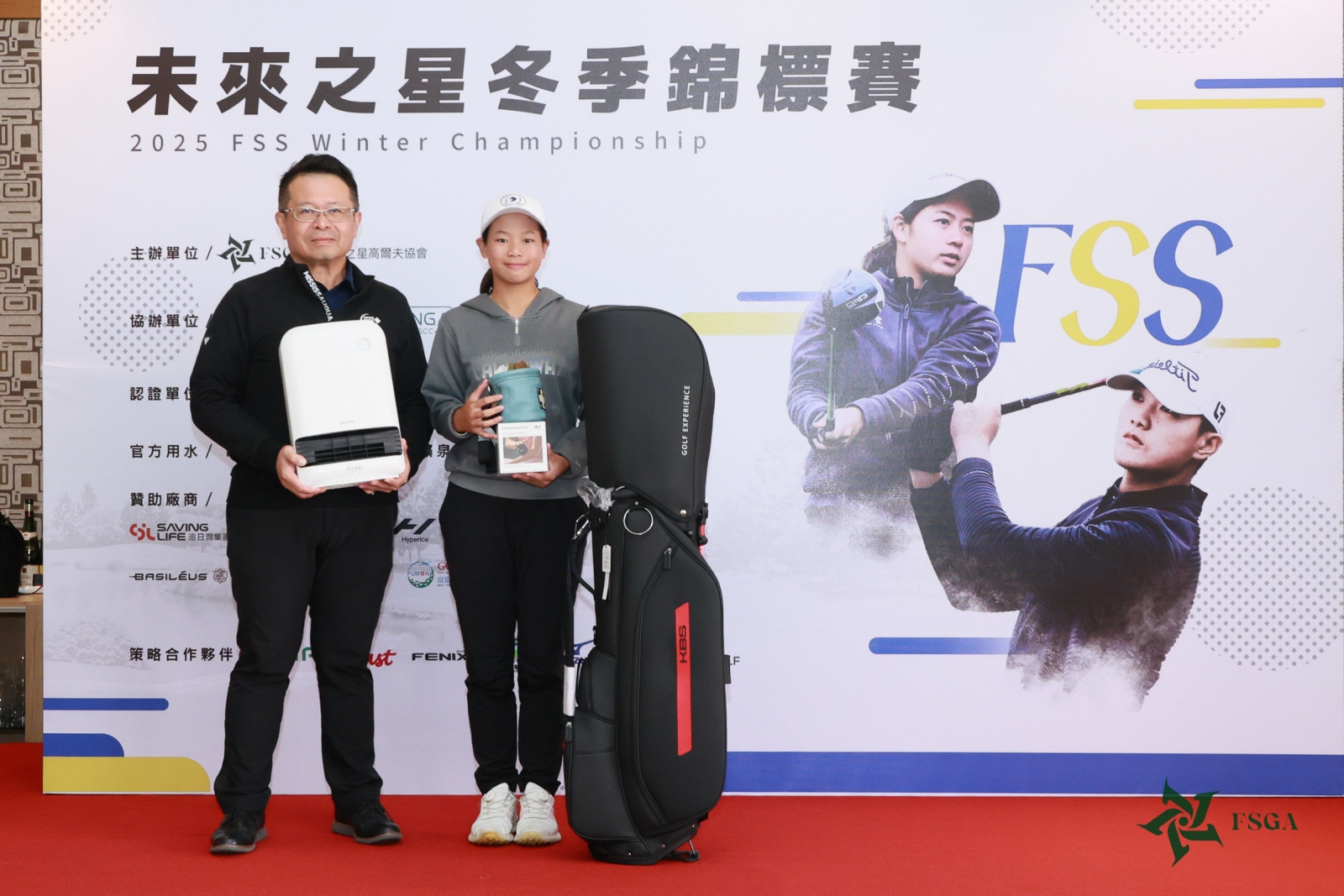苗栗縣未來之星高爾夫協會理事長吳憲紘頒會員獎女子組獎品