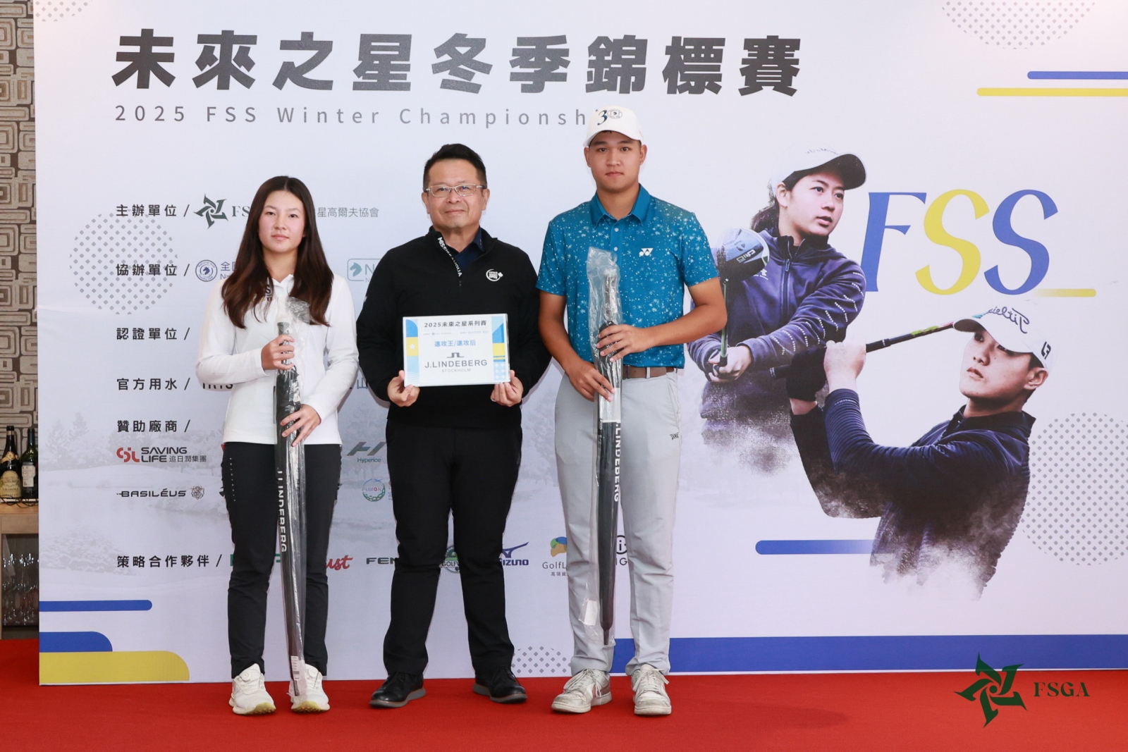 苗栗縣未來之星高爾夫協會理事長吳憲紘(中)頒獎給進攻王鄭以樂(右)和進攻后陳曼寧(鍾豐榮攝影)