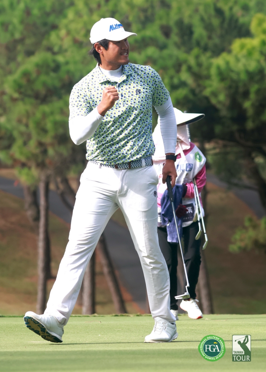蔡凱任在延長賽第一洞抓鳥，獲勝奪冠剎那，握拳慶賀(鍾豐榮攝影)