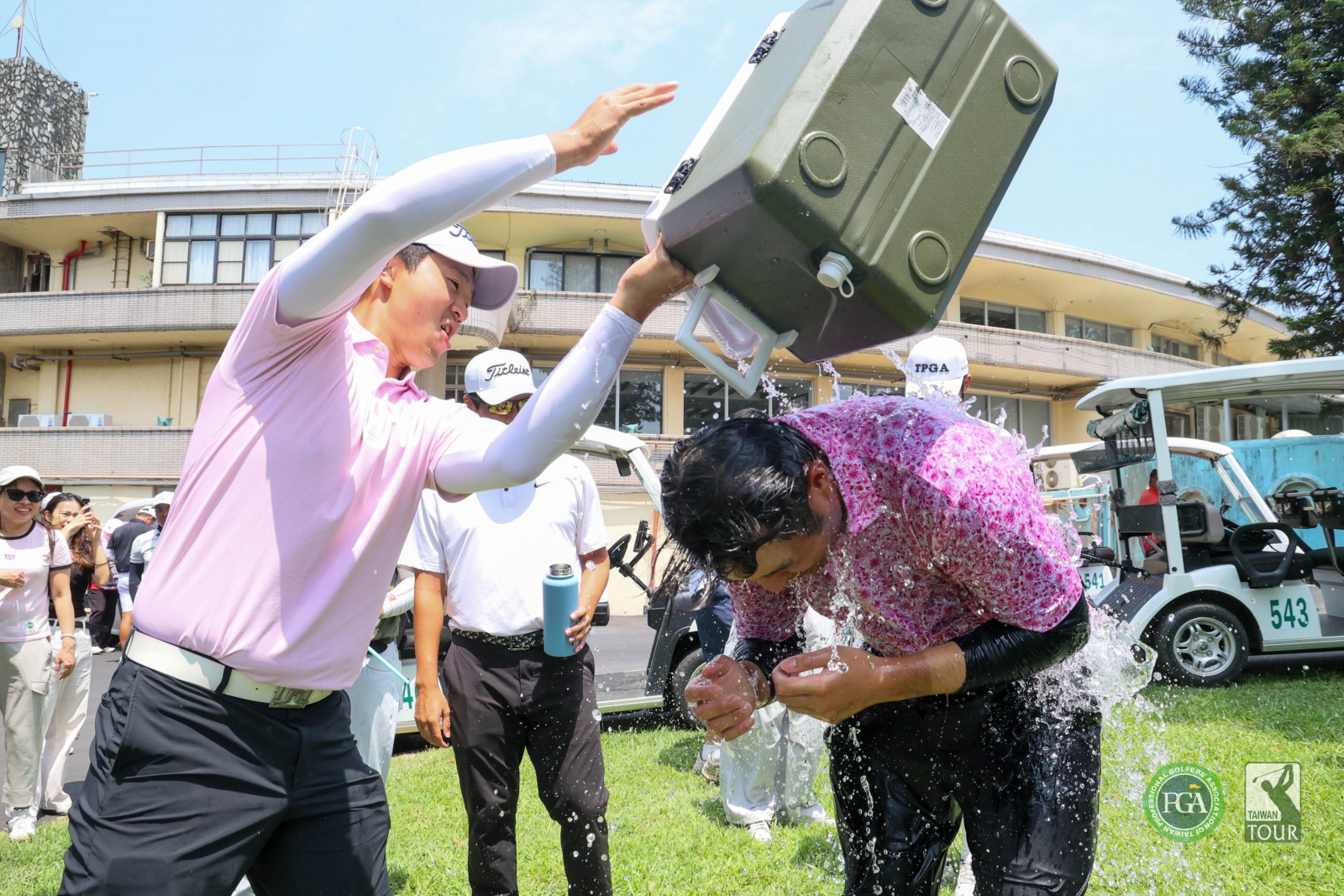 蔡凱任拿下冠軍，好友開心潑水慶祝(TPGA_林聖凱攝)