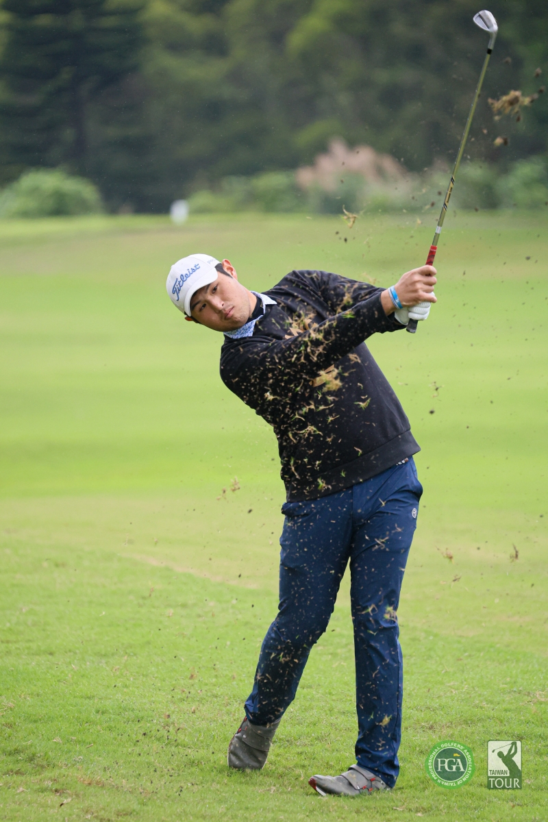 蔡凱任首回合前九洞吞下3柏忌，後九洞手感回穩打出1鷹4鳥，以69桿(-3)暫居第一，目前獎金排名第二，問鼎獎金王呼聲大增。(TPGA_林聖凱攝影)