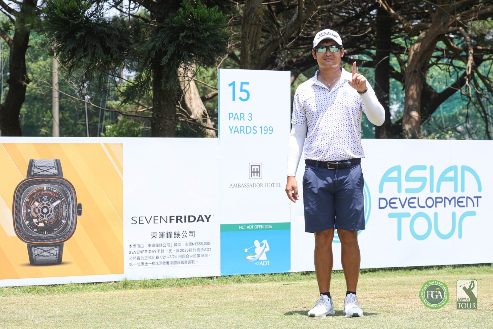 蔡宗佑第三回合在第15洞一桿進洞，獲東暉鐘錶提供手錶一支(TPGA_林聖凱攝)