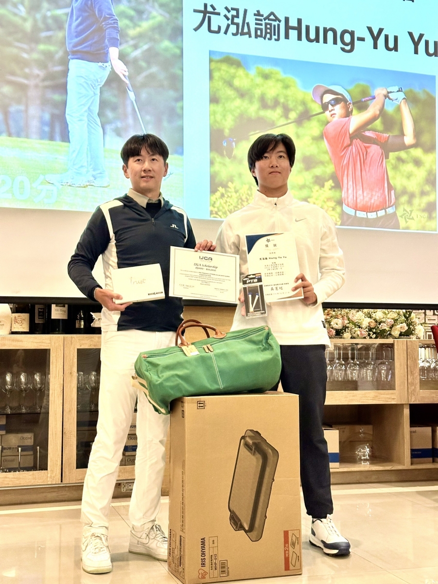 謝霆葳(左)頒發獎項未來之星年度積分榜男子組第一的尤泓諭。